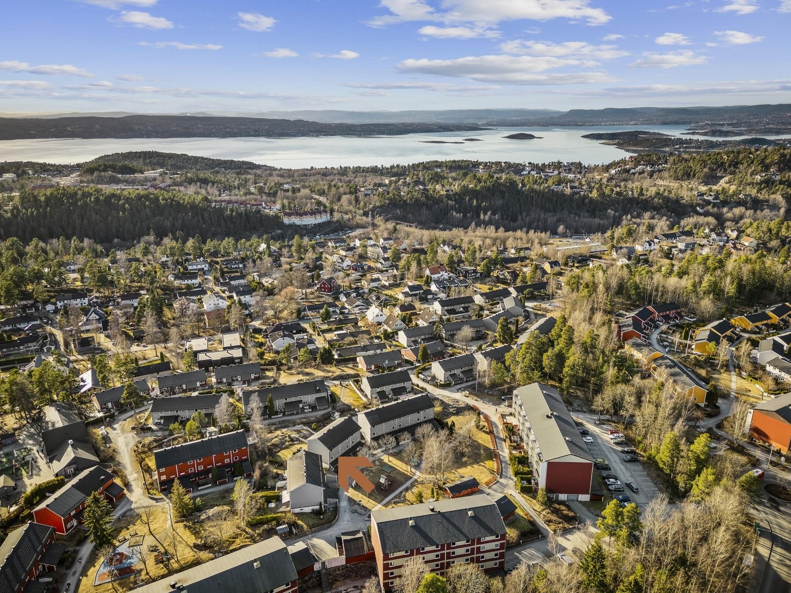 Her bor du med kort vei til både sjø, skog og byliv - en sjelden kombinasjon som gir det beste fra alle verdener. Galleribilde