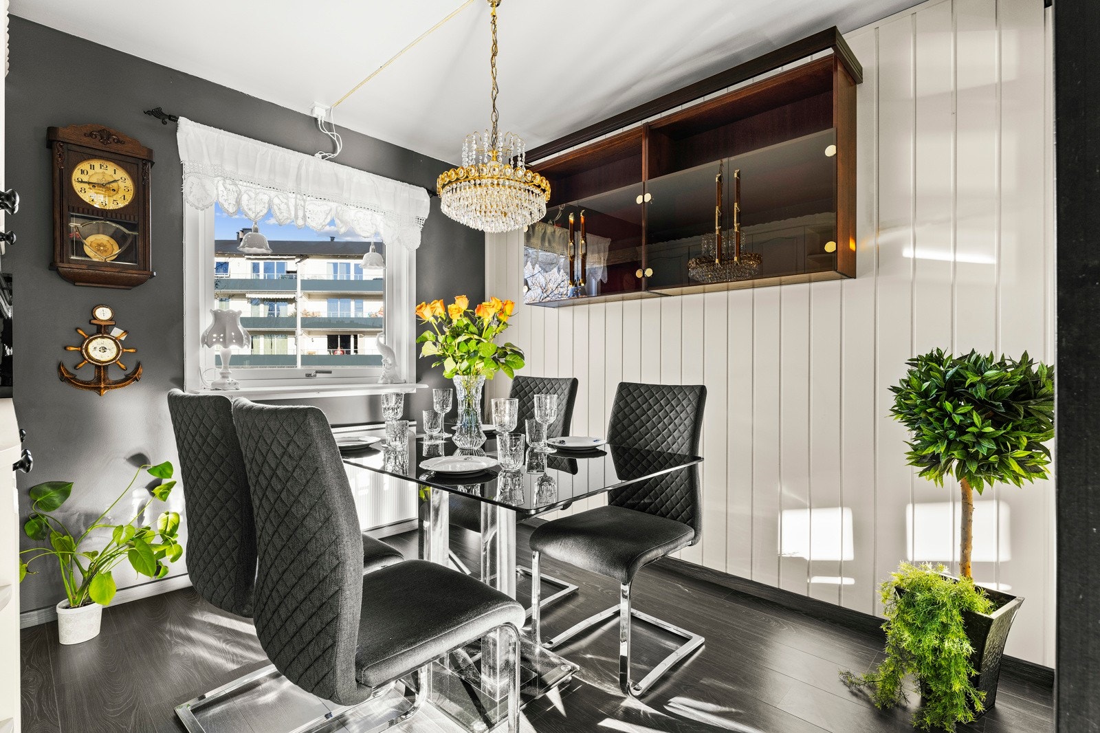 God planløsning sikrer en luftig plass for spisegruppe på kjøkkenet. Galleribilde