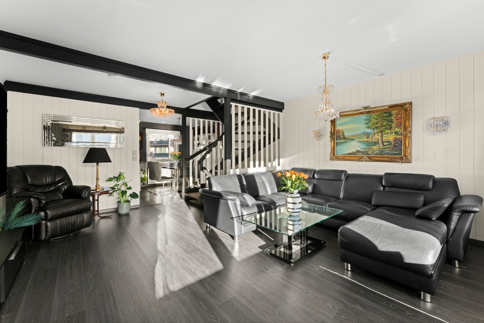 Dagligstue, TV-stue, spisestue... uansett fornavn er stuen et rom for avkobling og hygge. Alene eller i selskap med familie og venner. En invitasjon til gode opplevelser. Galleribilde