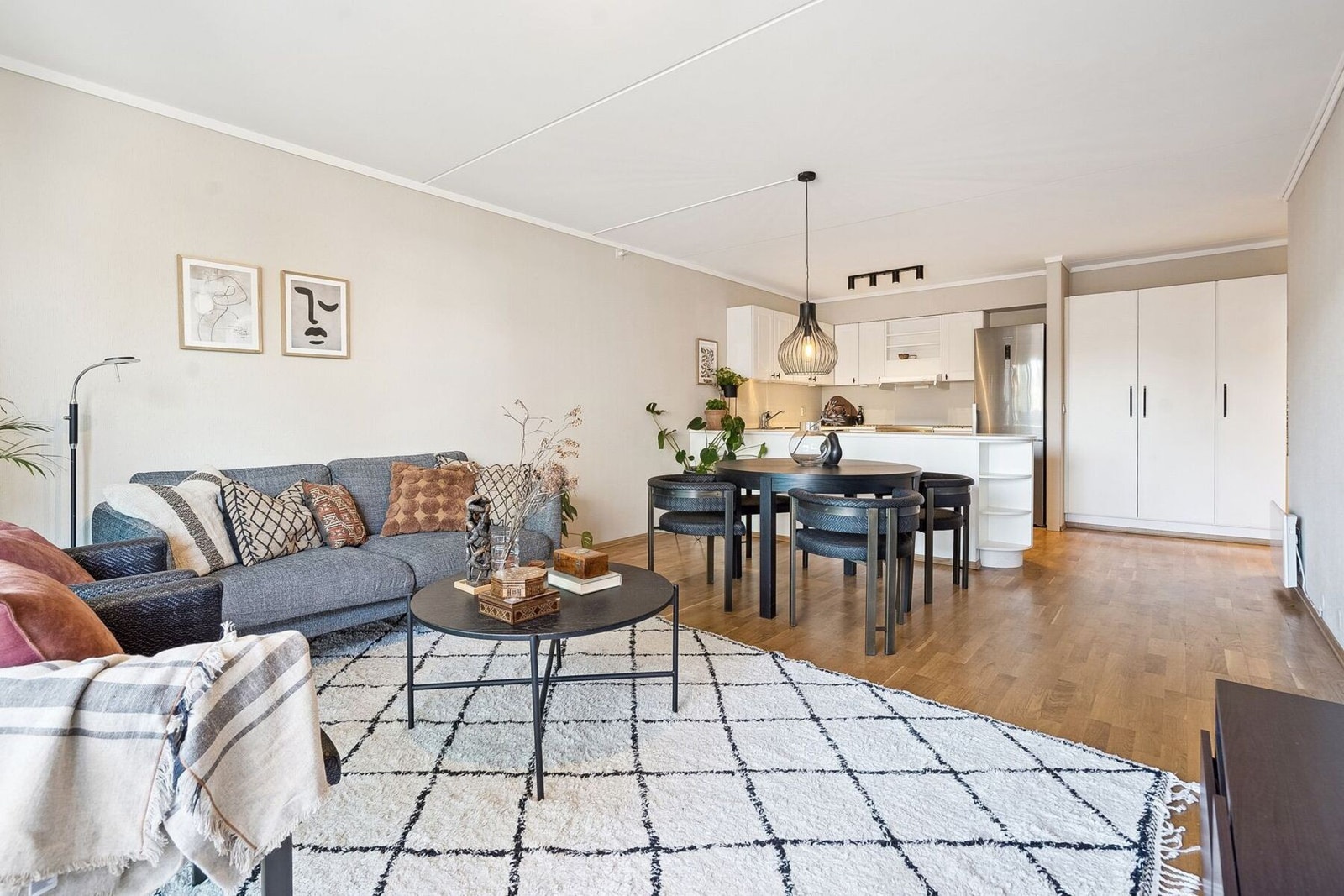 Den åpne løsningen mellom kjøkken og stue gir plass til både sofagruppe og spisestue. Galleribilde