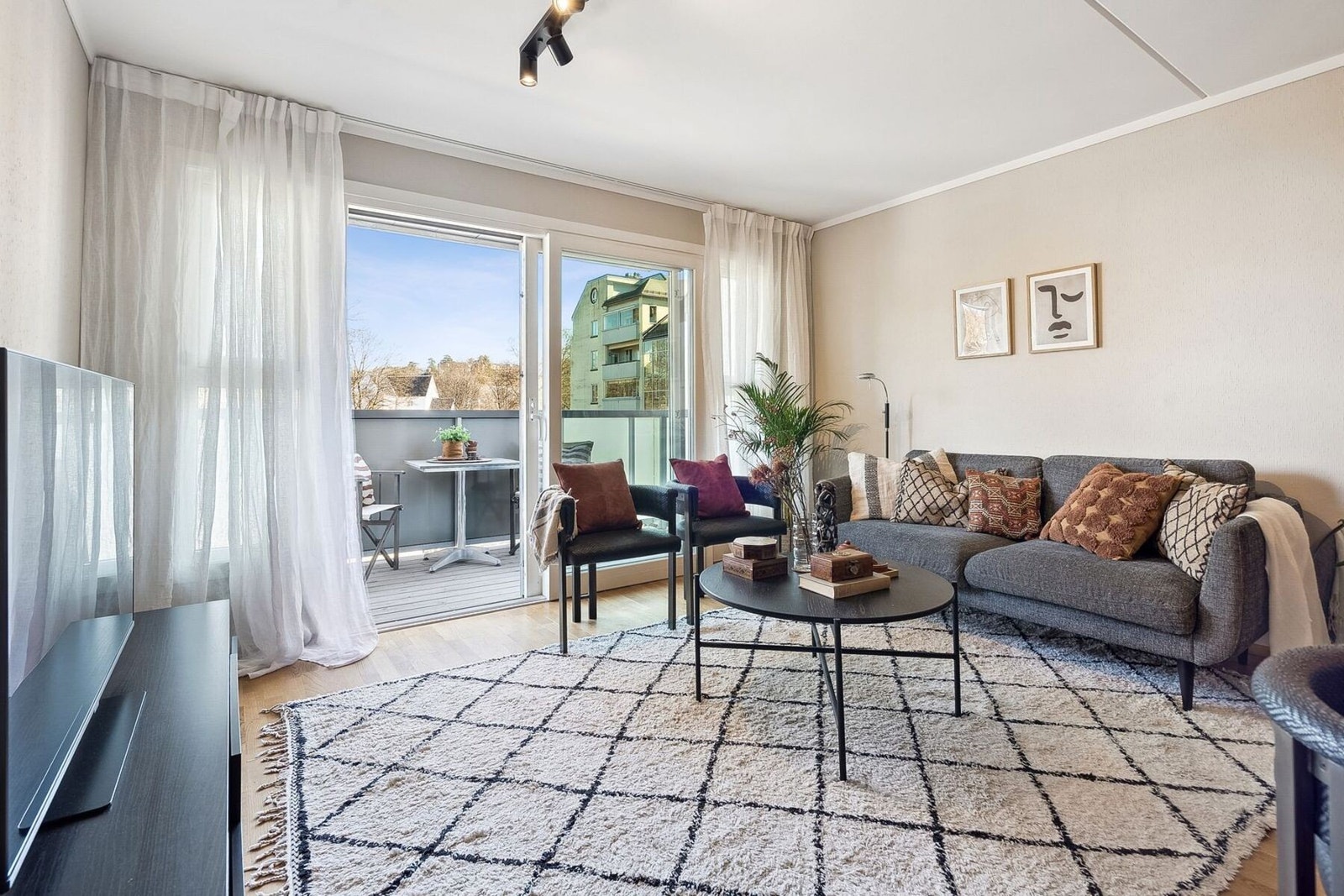 Stuen er lys og romslig med åpen løsning, store vinduer og utgang til balkong. Galleribilde