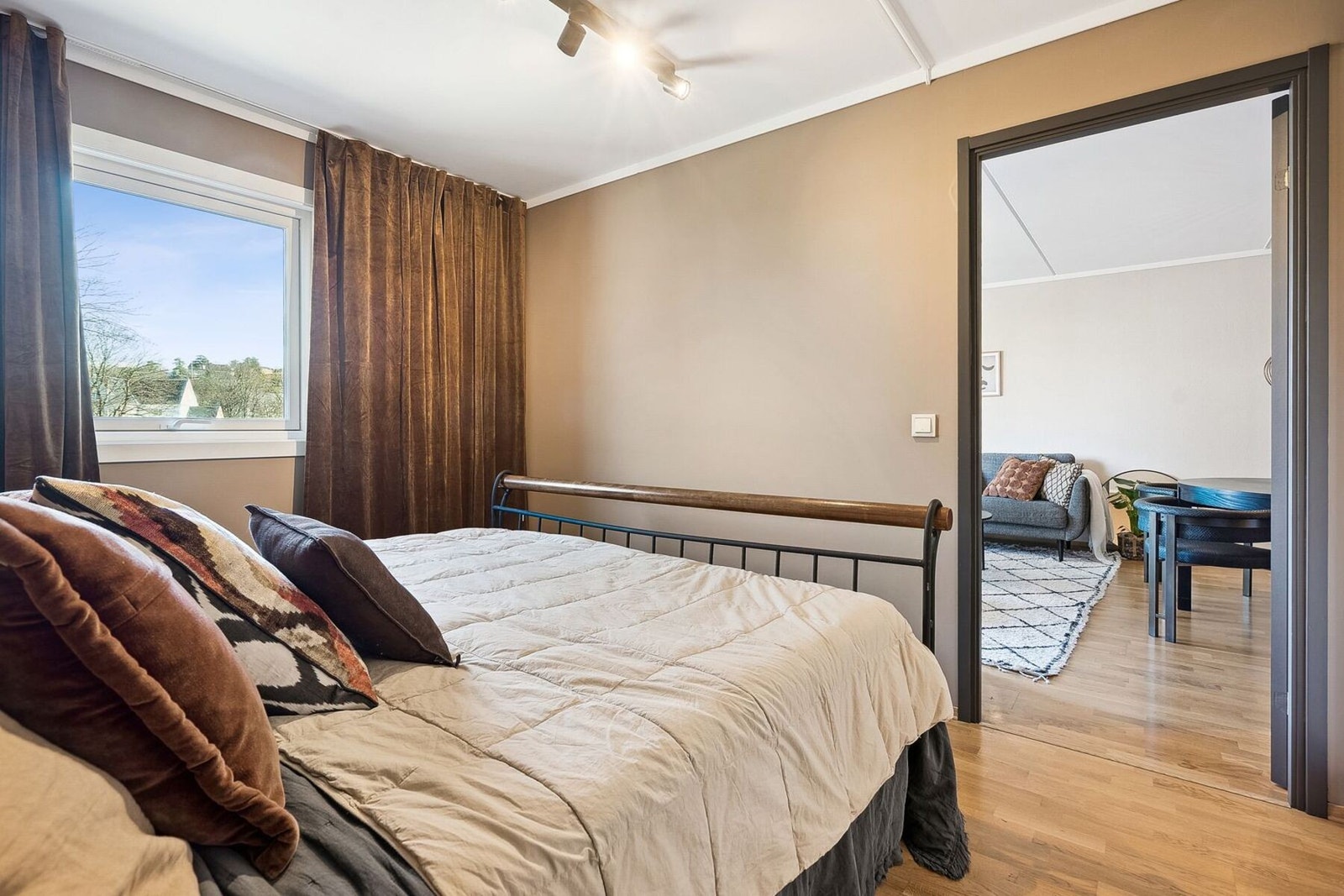 Gardinstenger oppunder taket, gir " hotellfølelse". Galleribilde