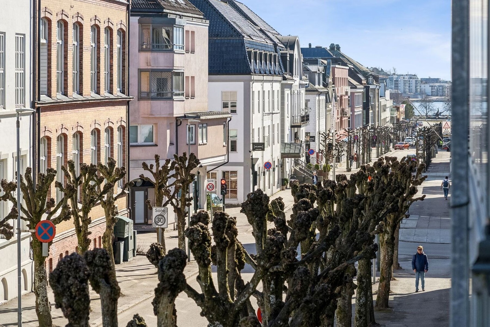 Utsikten fra balkongen fanger et nydelig sentrumsbilde ned mot havna og sjøen. Galleribilde