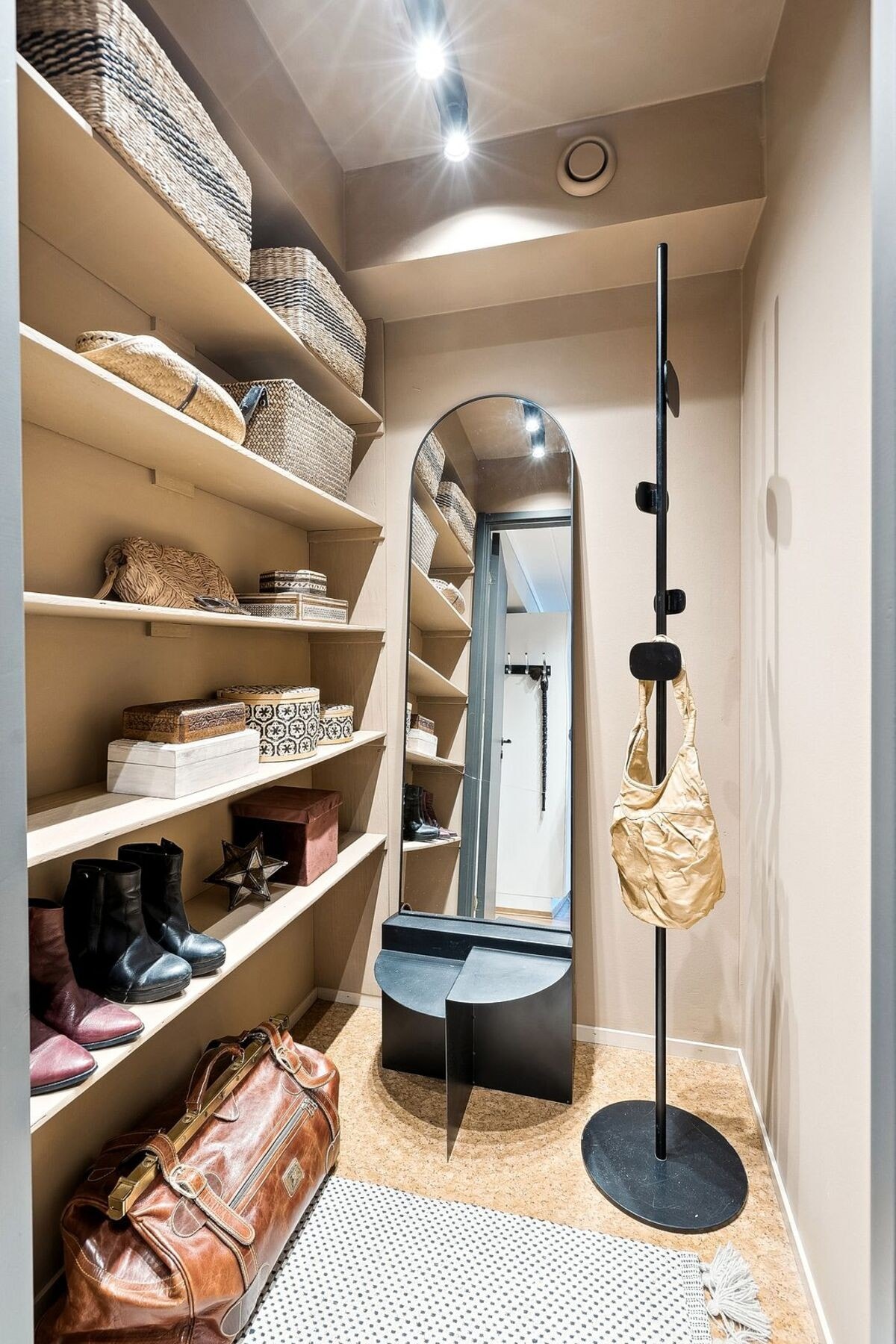Garderoberommet tilknyttet entrèen. Galleribilde