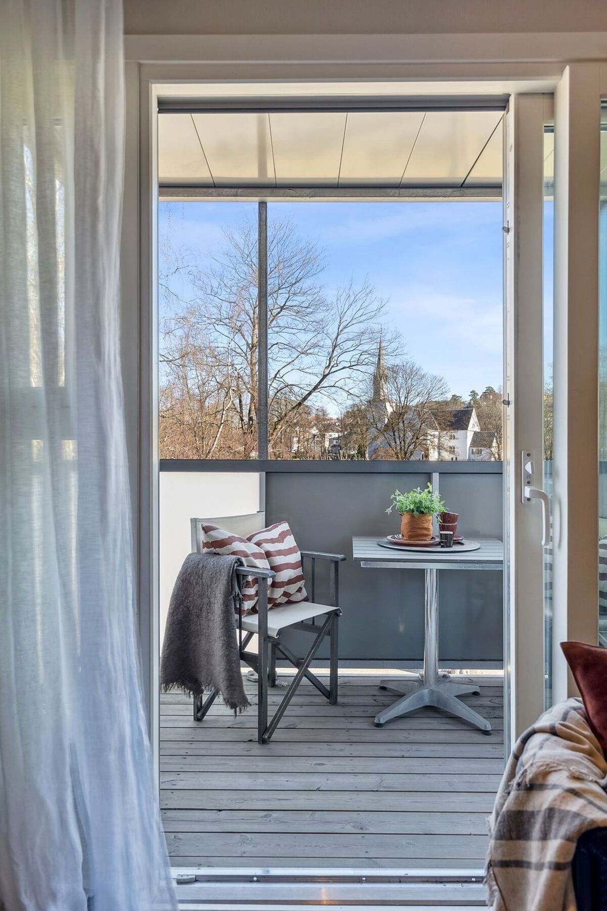 Det er heve- /skyvedør ut til balkongen som er overbygget. Det gjør den bruksvennlig selv på dager solen ikke skinner. Galleribilde