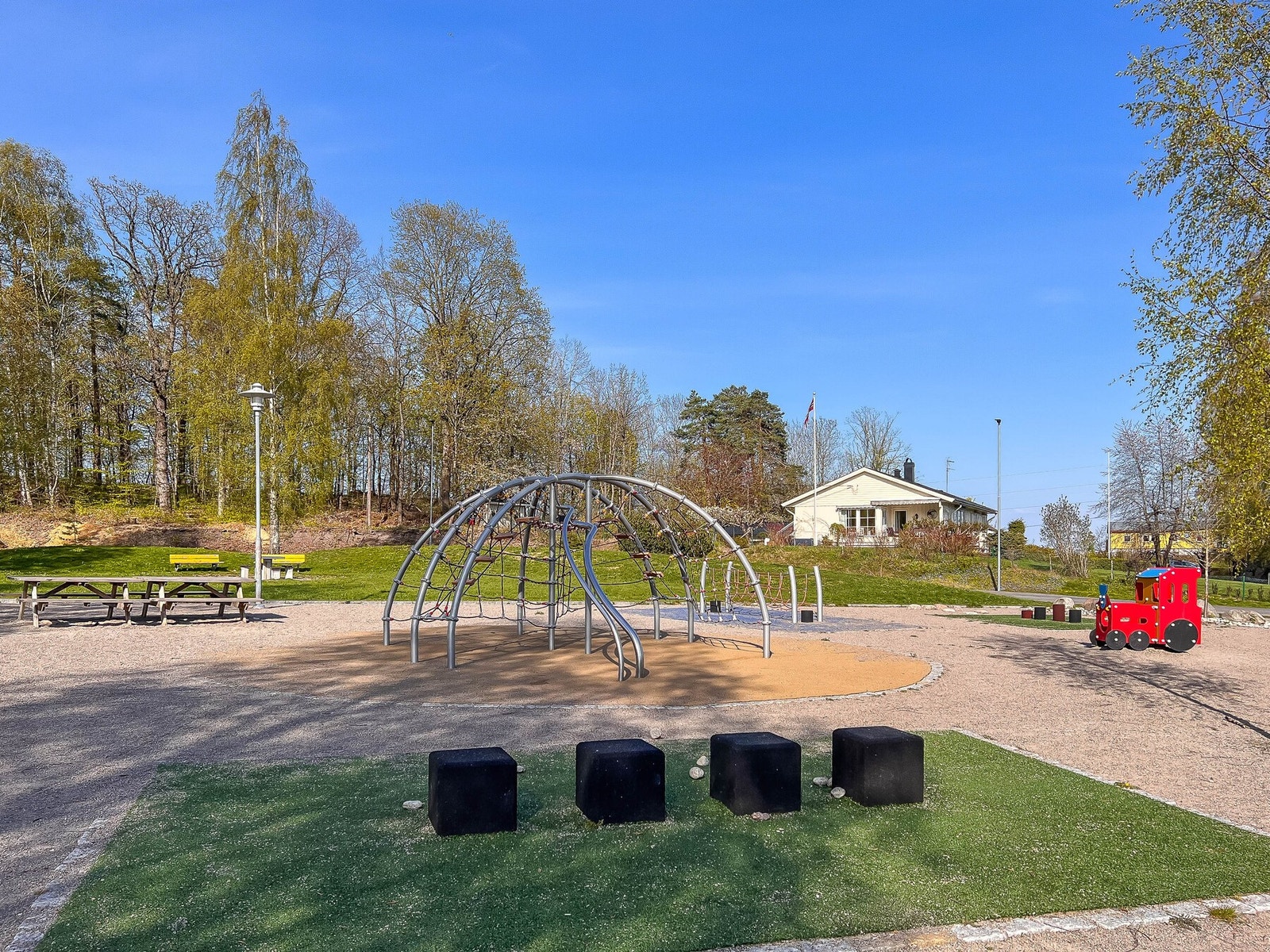 Boligen ligger sentralt på Skoppum med lekeplass og flotte turområder i nærheten. Galleribilde