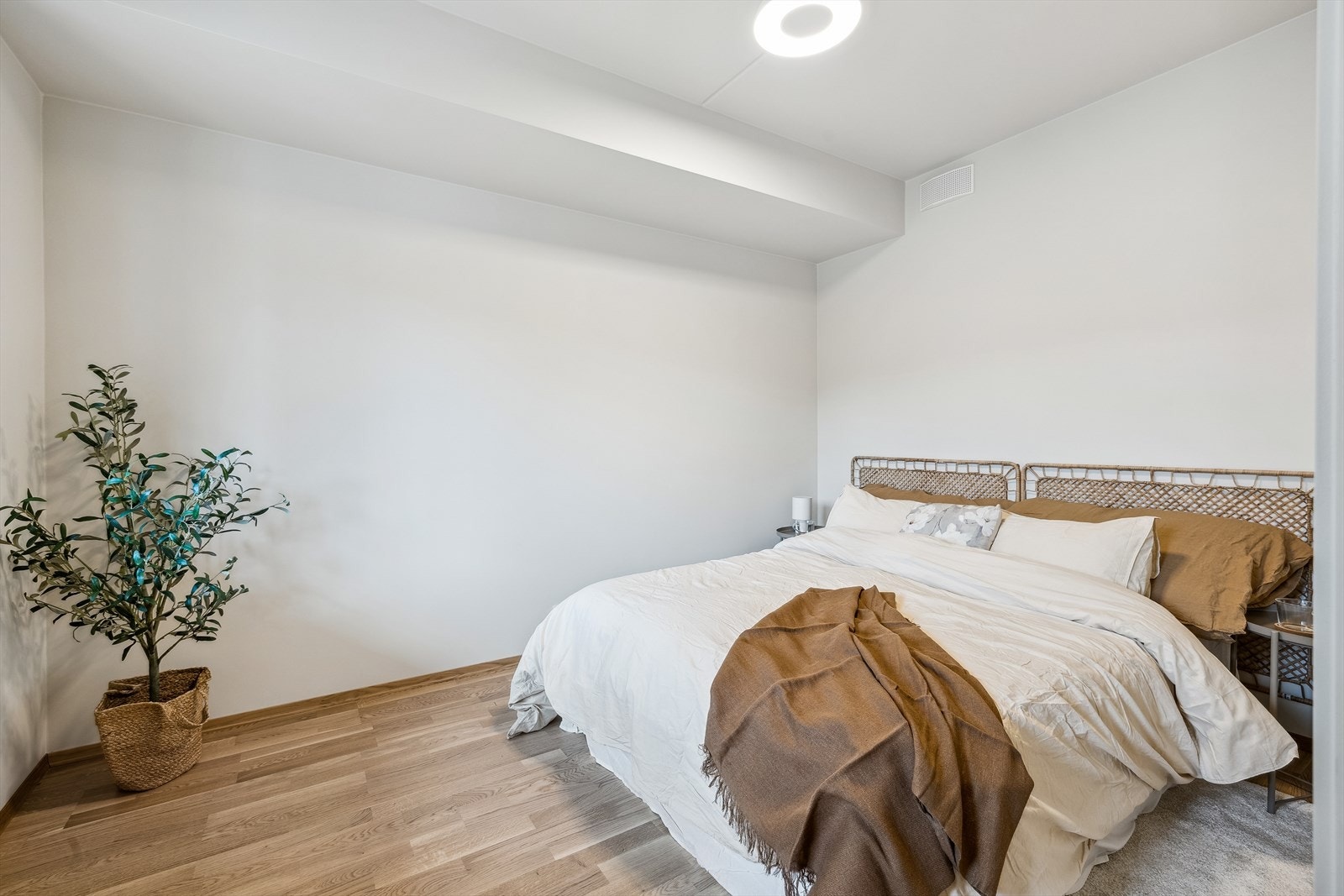 Det er stort romslig soverom med god plass til stor seng Galleribilde