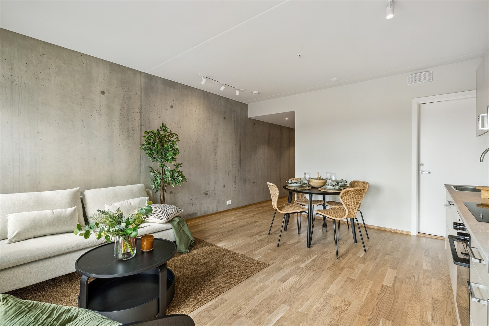 Leiligheten er en av få som har betongvegg som gir et ekstra rustikk preg Galleribilde