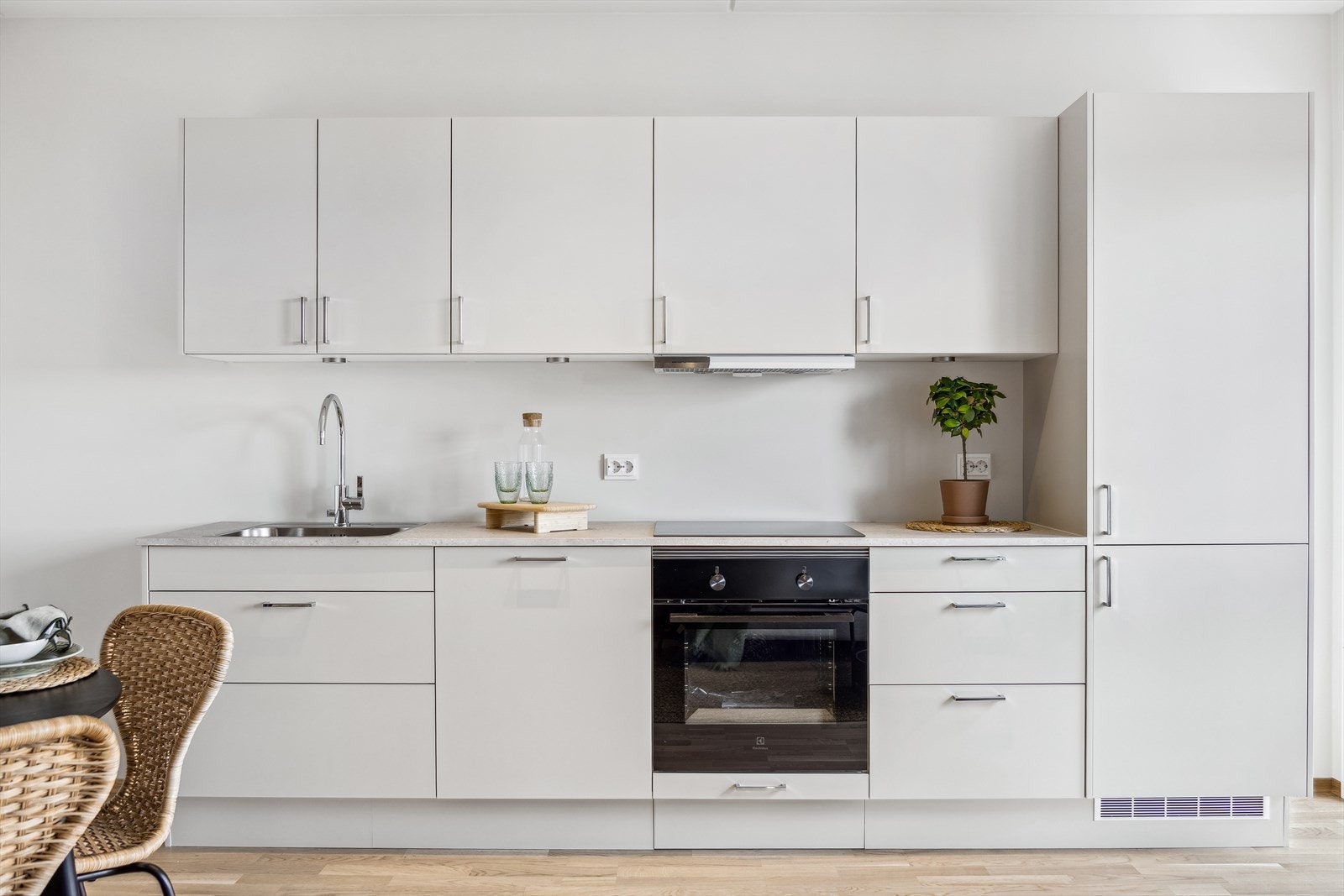 Kjøkkenet er moderne og har gode hvitevarer. Godt med både benke- og skapplass Galleribilde