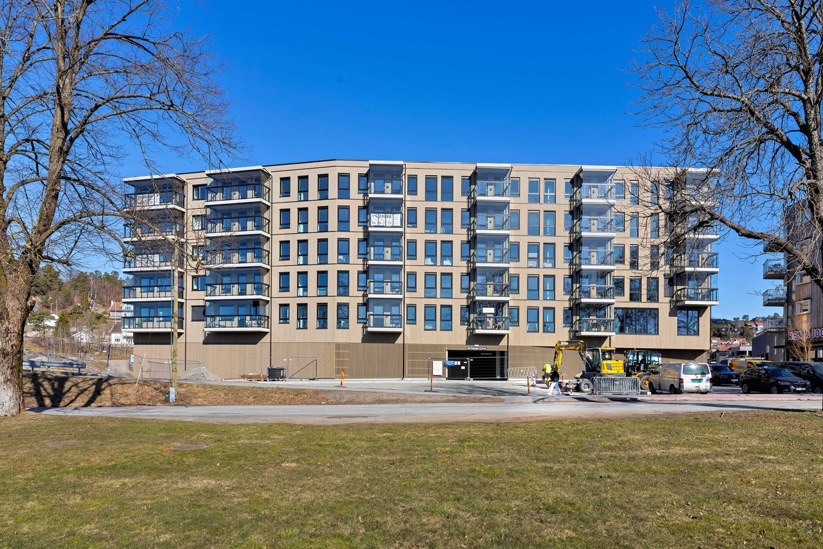 Fasade av den nye moderne blokken Galleribilde