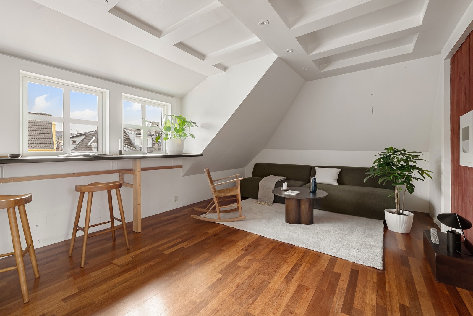 Videre inn i leiligheten kommer du til en romslig stue med gode lysinnslipp hvor det er god takhøyde. Galleribilde