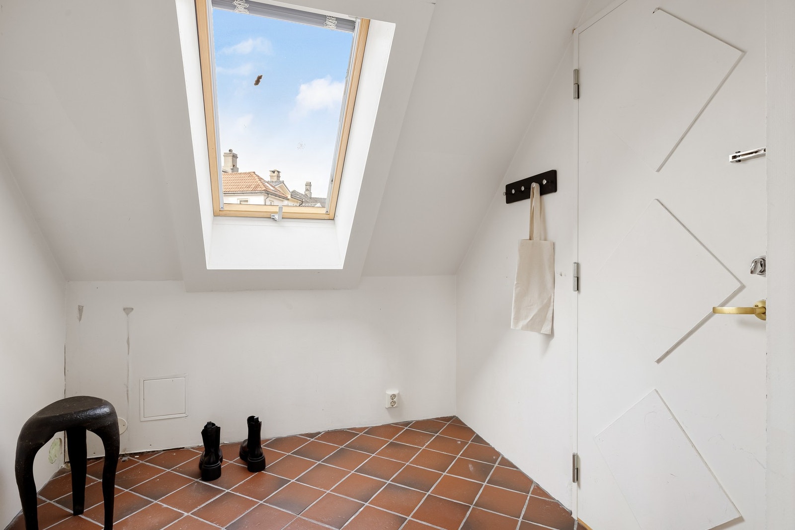 Entréen har god plass til garderobeskap, for oppbevaring av yttertøy og sko. Galleribilde