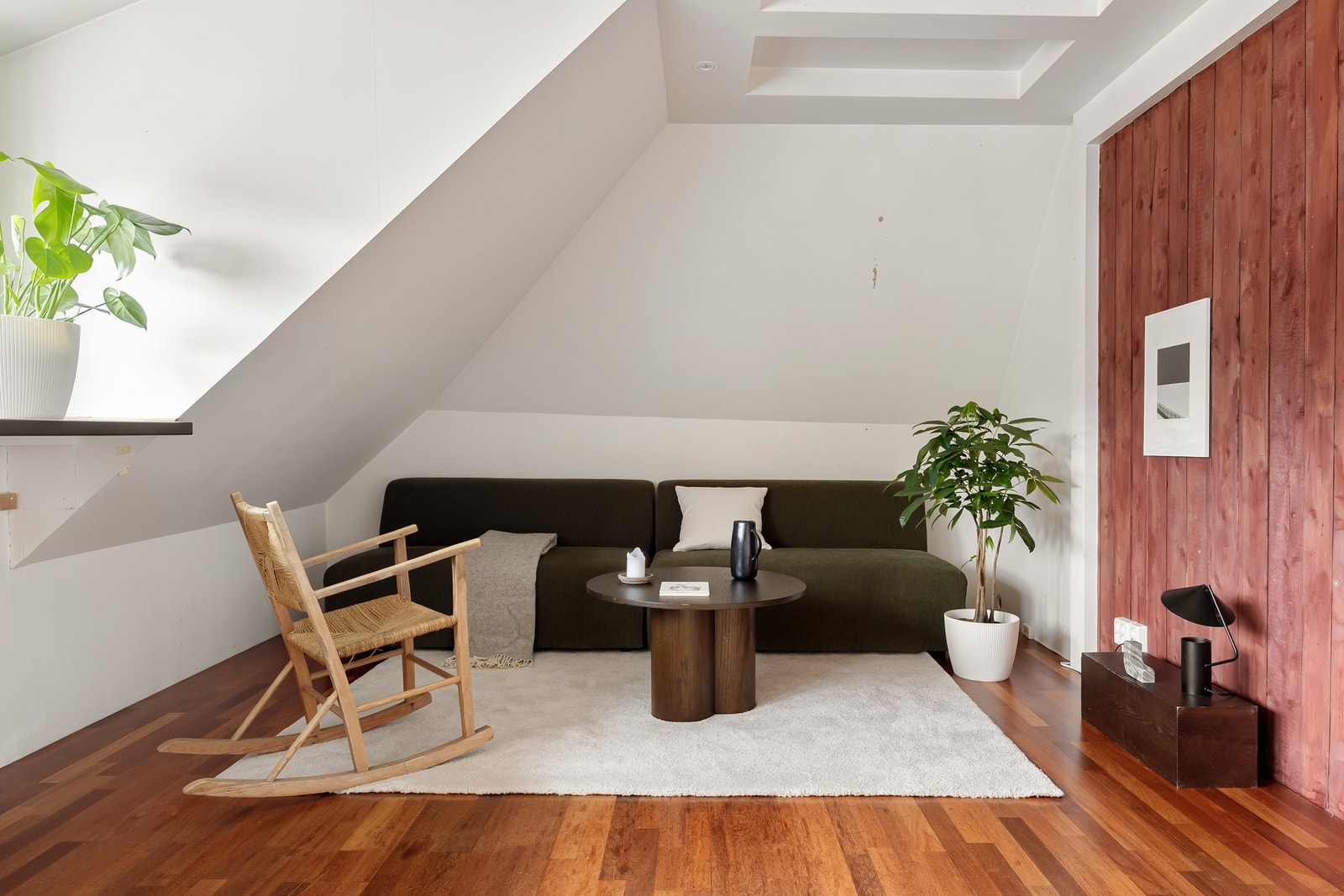 Her er det gode muligheter for å møblere med det du skulle ønske av stuemøbler. Galleribilde