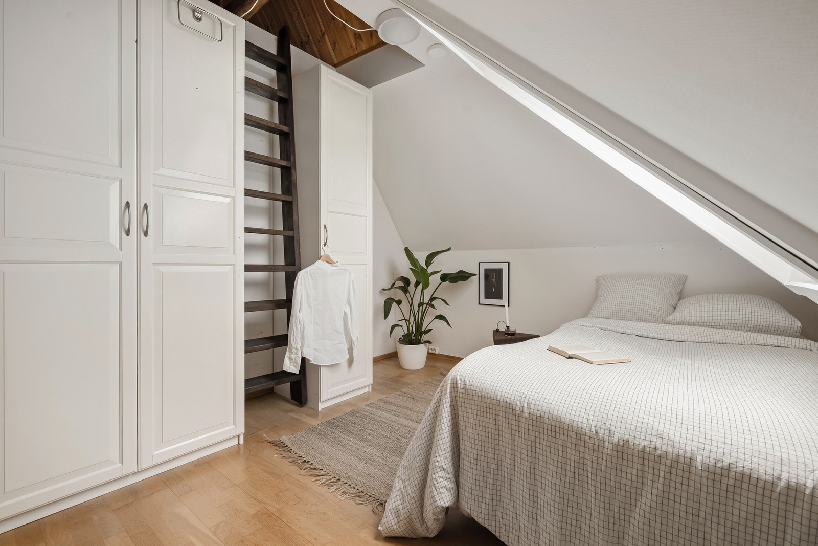 Det er oppbevaring i garderobeskap, samt stige opp til leilighetens hems. Galleribilde