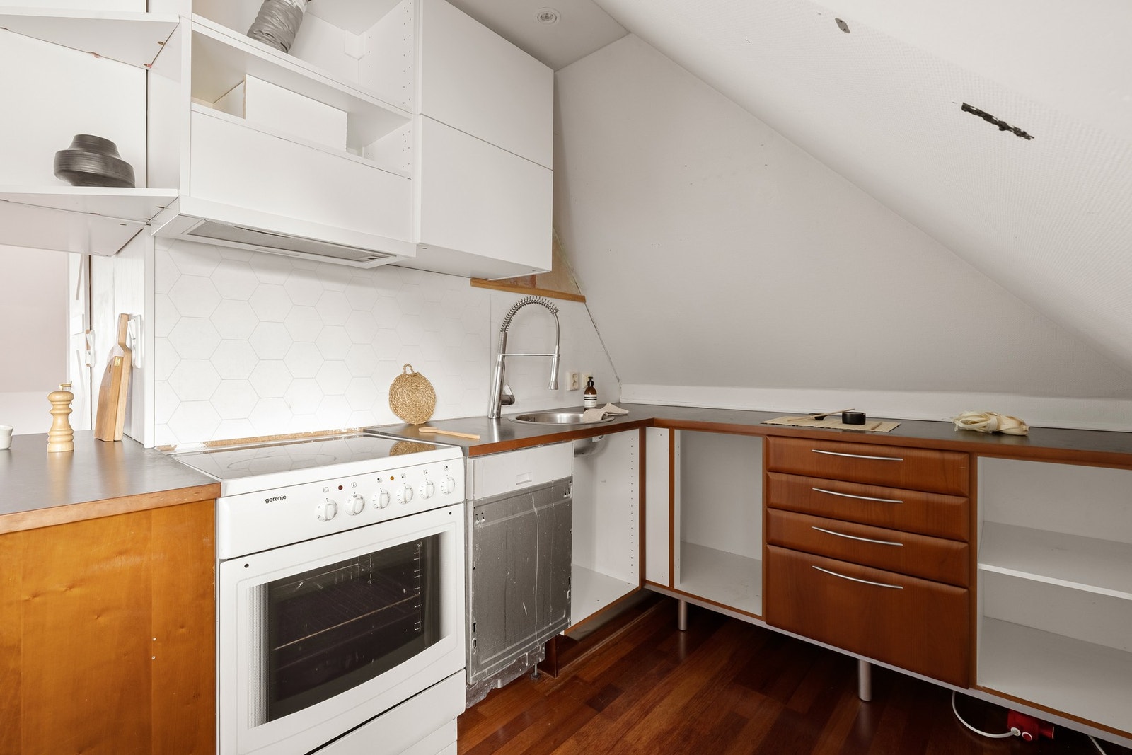 Kjøkkenet har slette fronter og en slitesterk laminat benkeplate. Galleribilde