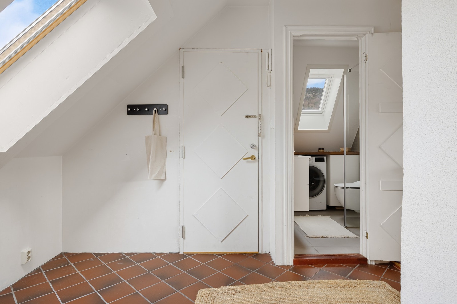 Vi kommer inn i leilighetens entré hvor det er enkelt å manøvrere seg til enten stue, bad, soverom eller bod. Galleribilde