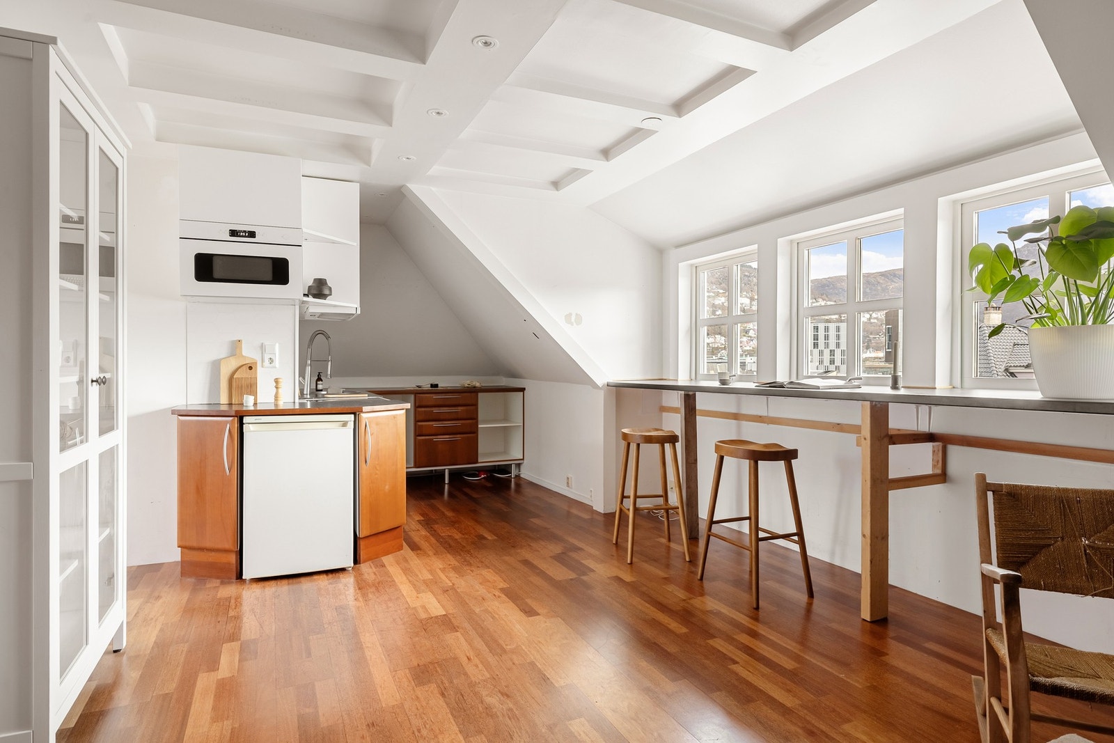 Stuen og kjøkkenet har en sosial åpen løsning. Galleribilde