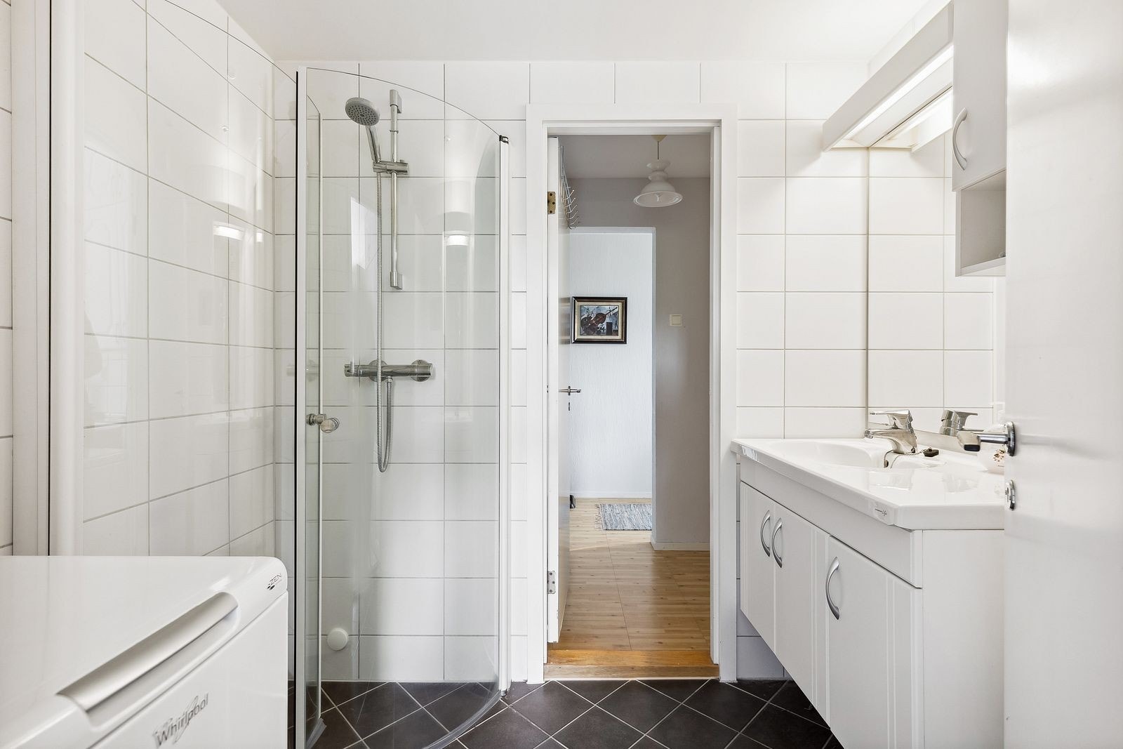 Pent flislagt bad Galleribilde