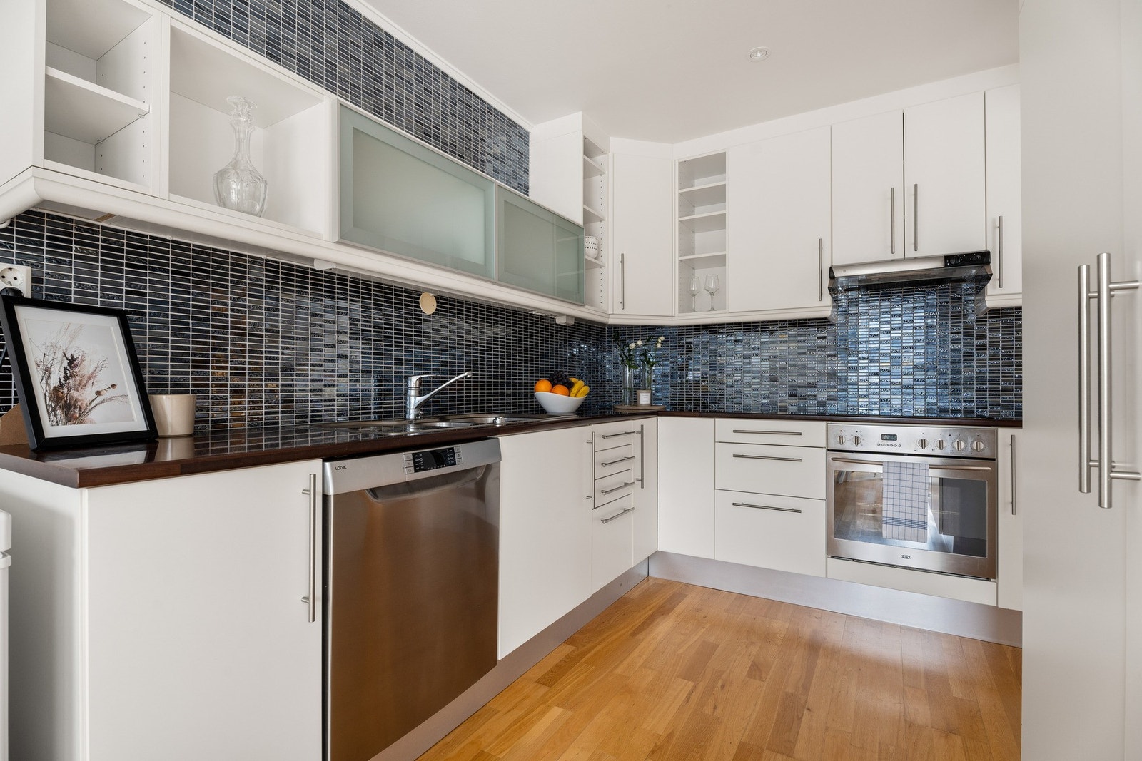 Praktisk kjøkken med god skap- og benkeplass for enkel matlaging. Galleribilde