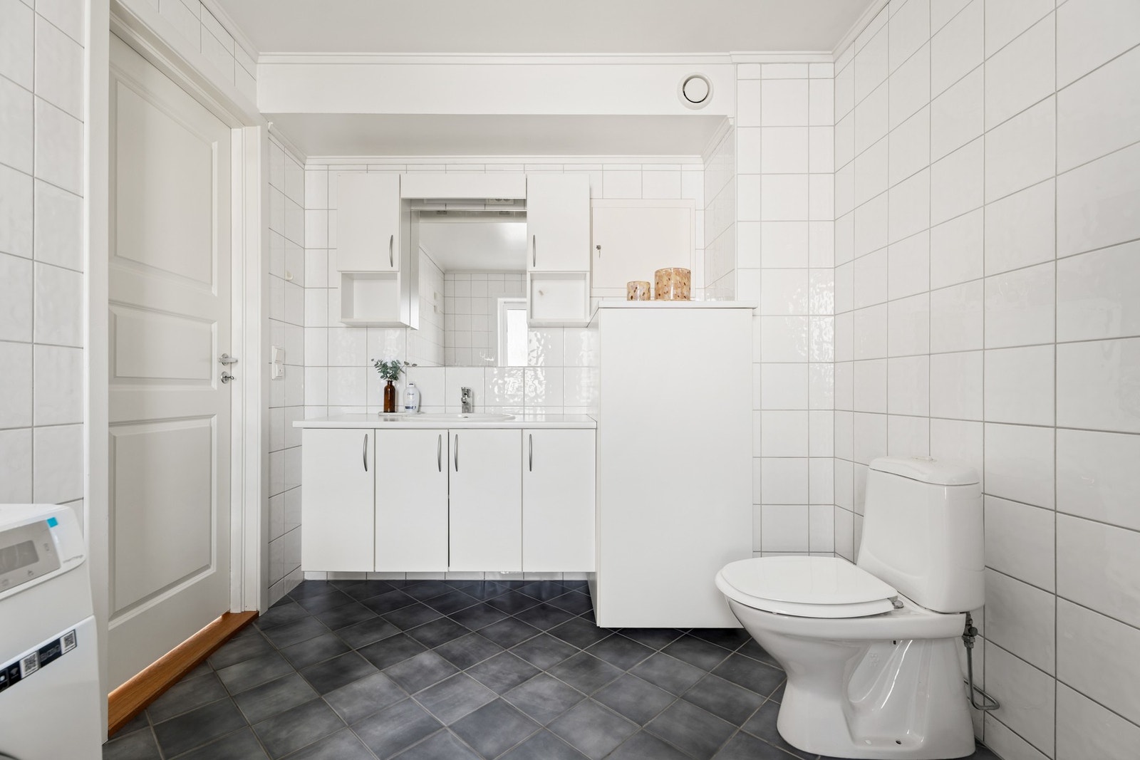 Vegghengt toalett gir et minimalistisk preg og forenkler rengjøringen. Galleribilde