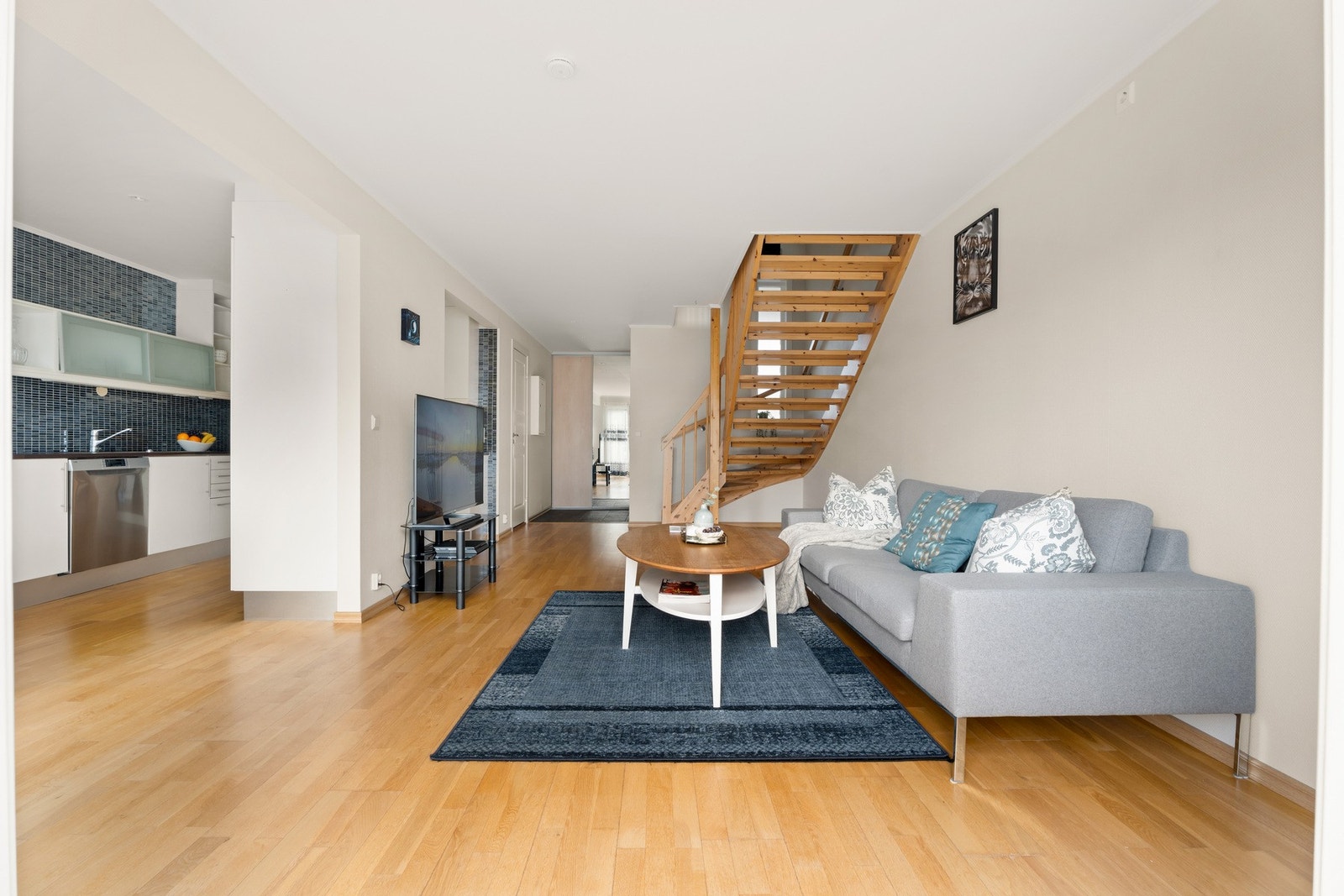 Parkettgulvet gir en lun atmosfære og harmonerer godt med resten av interiøret. Galleribilde