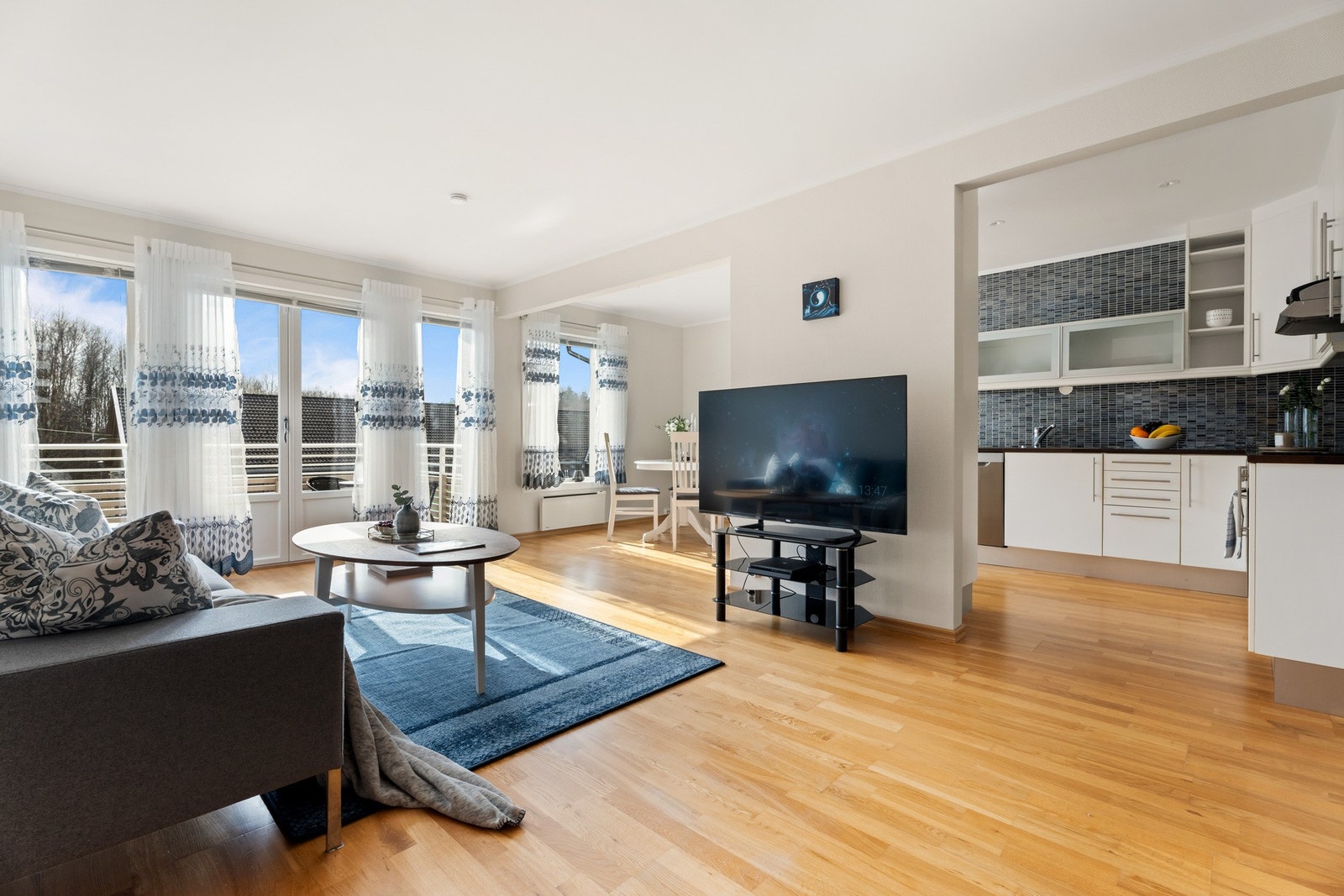 Direkte utgang til balkongen skaper en fin flyt mellom inne- og uterom. Galleribilde