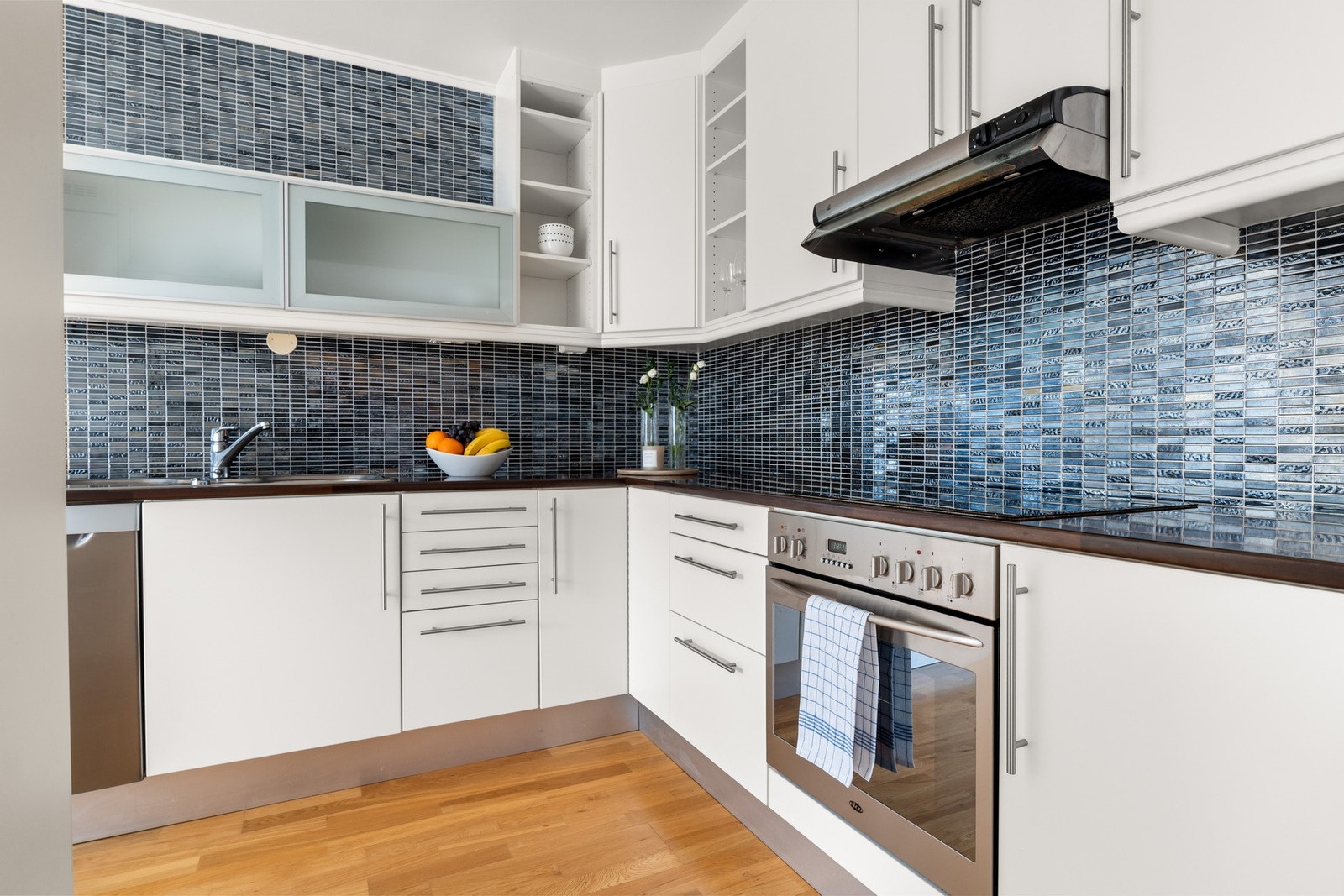 Hvite, slette fronter med noen innslag av frostet glass gir et stilrent uttrykk. Galleribilde