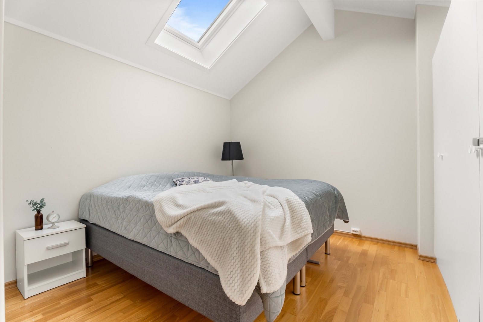 Lyse vegger og parkettgulv skaper en rolig og behagelig soveopplevelse. Galleribilde