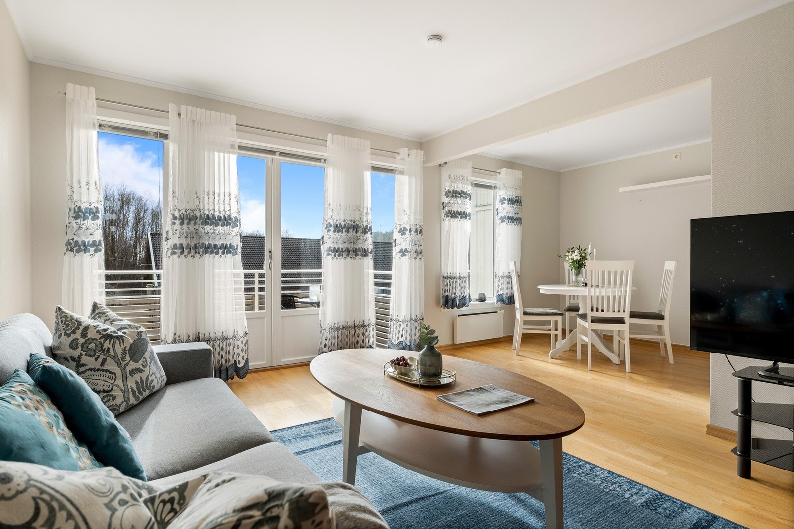 Stuen har åpen løsning og god plass til både sofagruppe og spisebord. Galleribilde