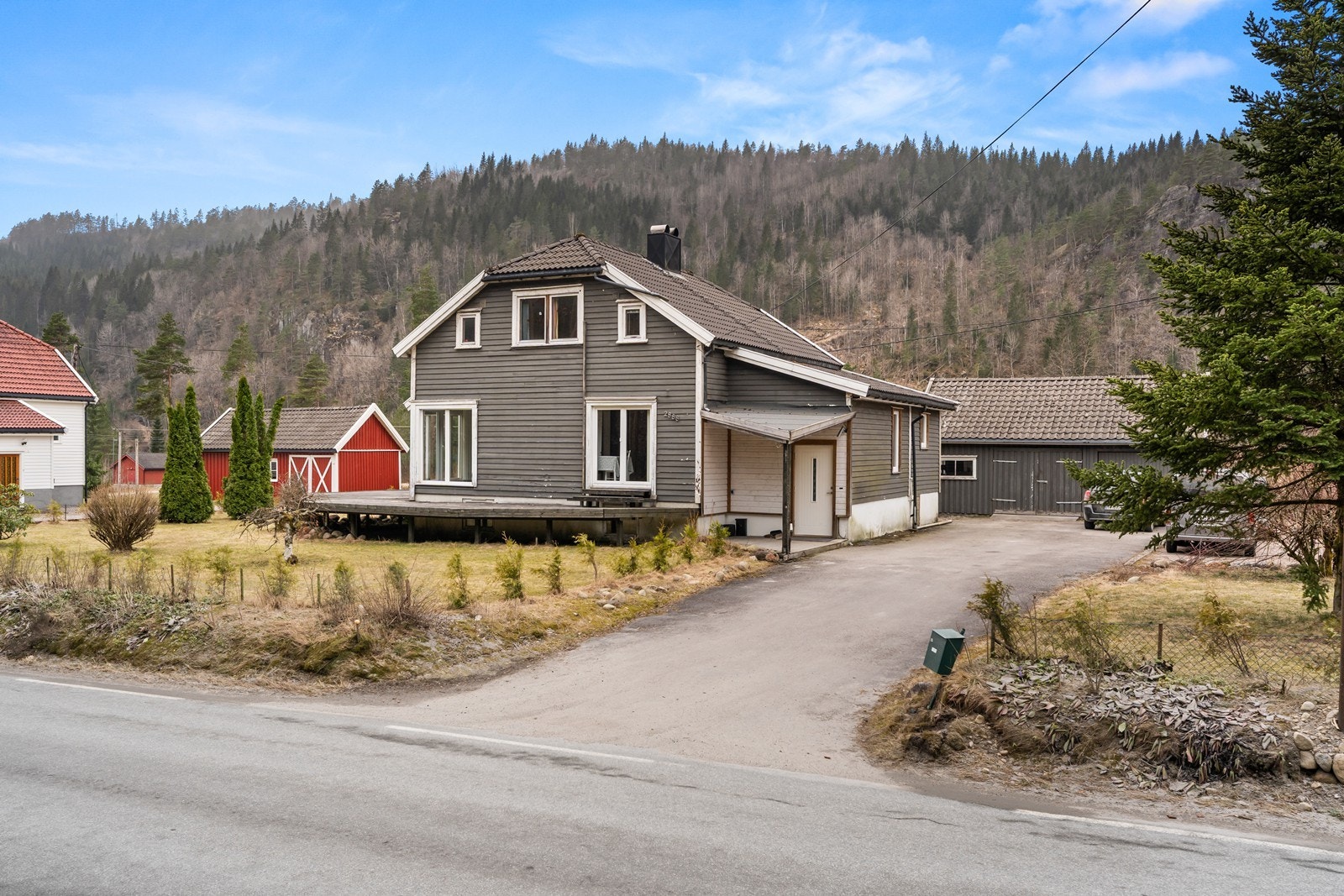 Innkjørsel sett fra veien Galleribilde
