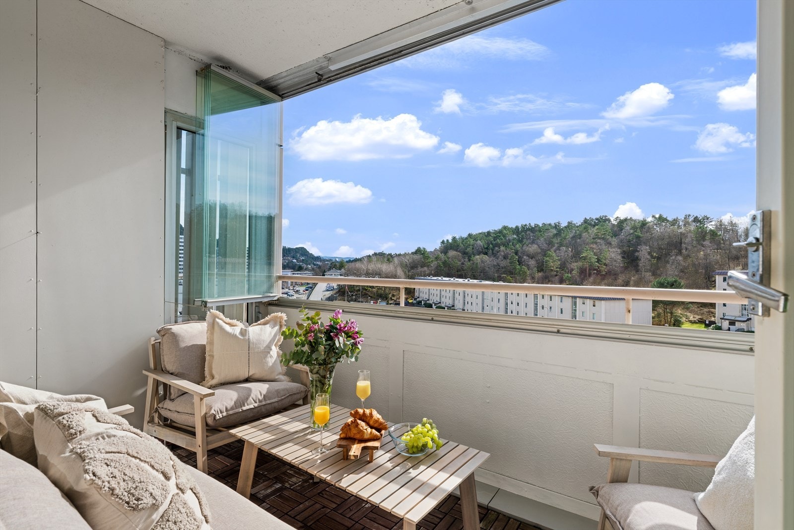 - Innglasset balkong på 9,8m² uten noen form for sjenerende innsyn - Galleribilde