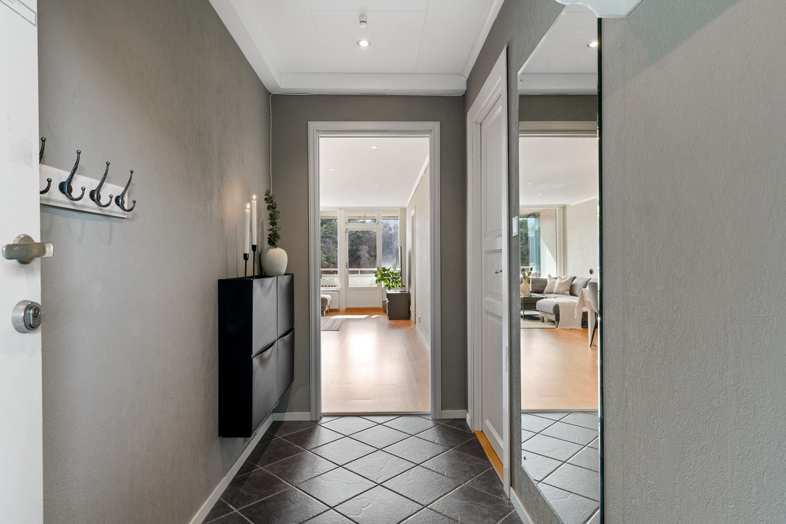 - Romslig entré på 4,5m² med praktiske fliser på gulv - Galleribilde