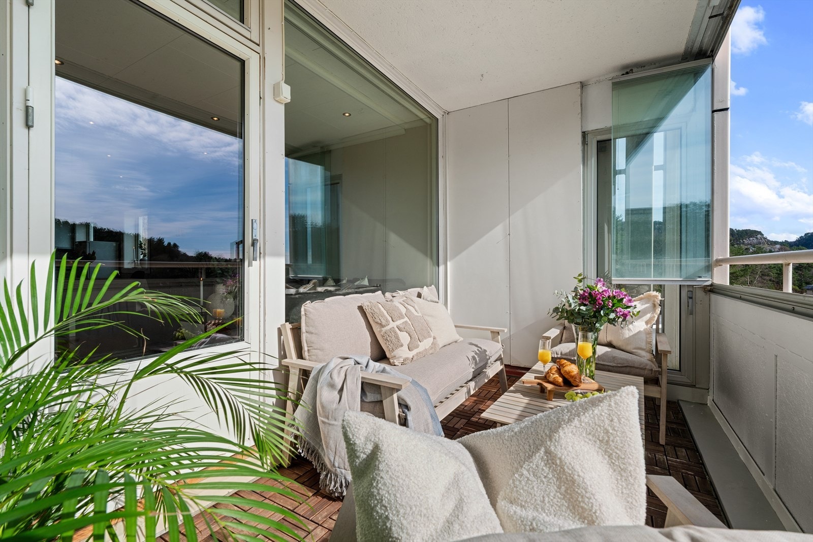 - De skyvbare vindusflatene kan enkelt skyves helt opp eller lukkes helt igjen - alt etter behov og årstid - Galleribilde