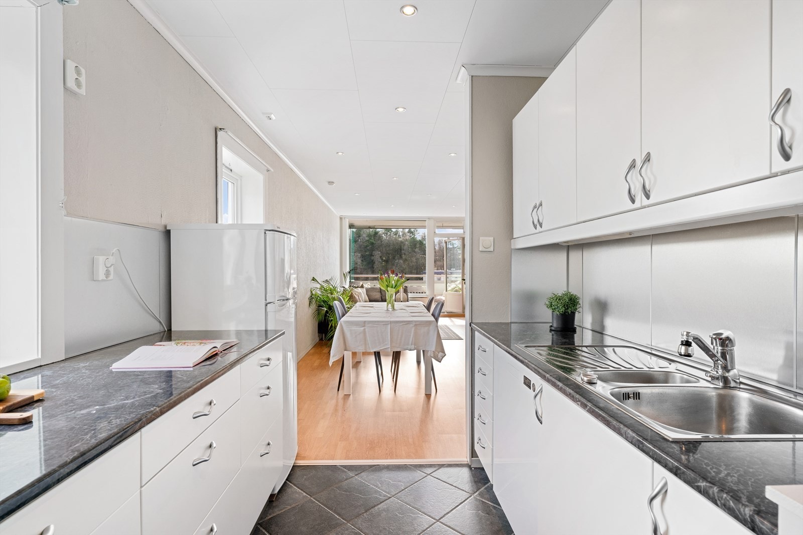 - Den delvis åpne løsningen mot stuen sørger for en sosial sone. Merk downlights i tak - Galleribilde