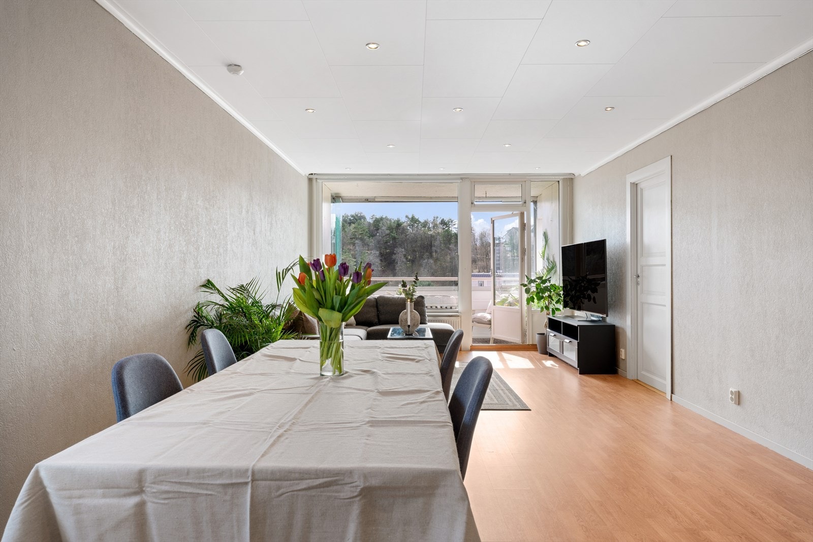 - Mye inkludert i felleskostnadene, bla. sentralvarme, varmtvann, tv/internett mm. - Galleribilde