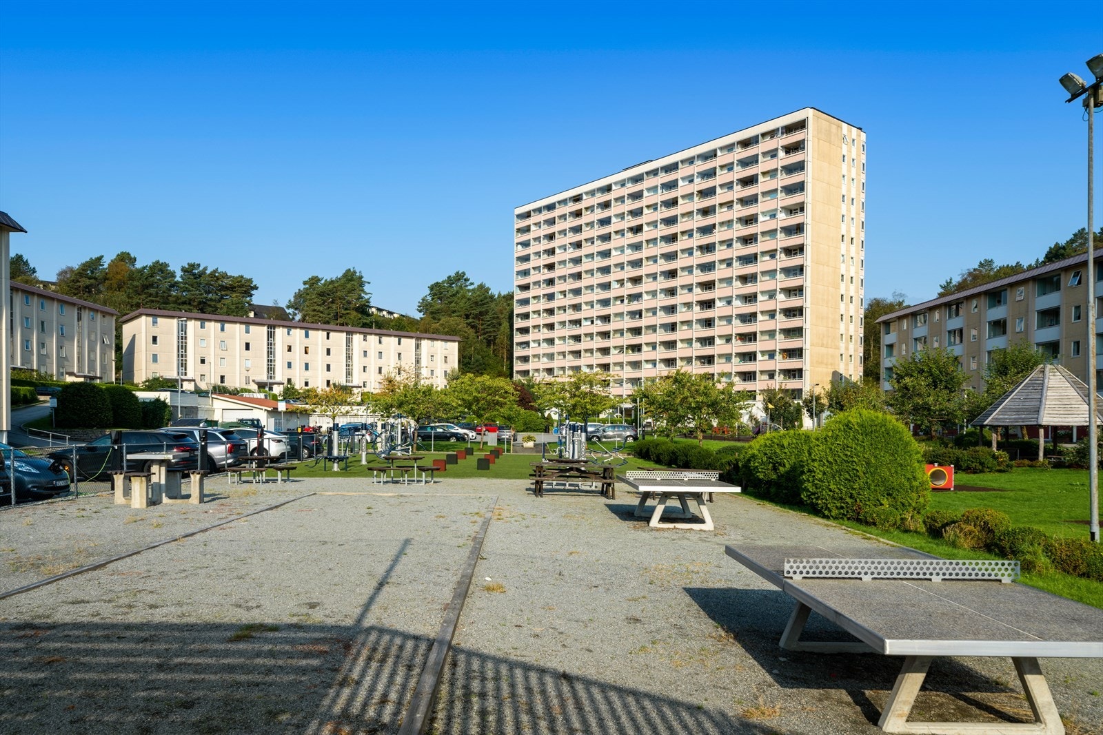 - Bordtennisbord og ballbinge - her vil både store og små trives! - Galleribilde