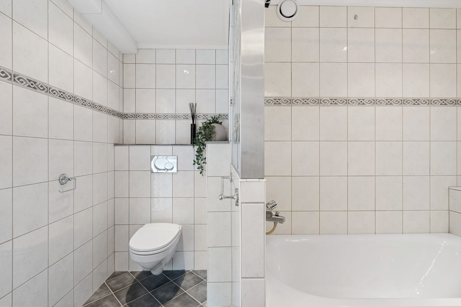 - Innredet med vegghengt toalett, badekar, vegghengt servantskap og opplegg for vaskemaskin - Galleribilde