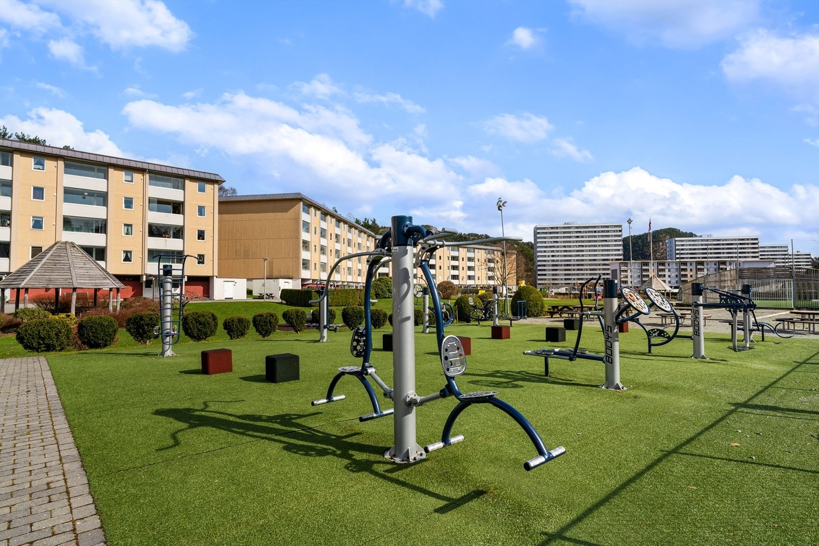 - Utendørs treningsapparater som beboerne kan benytte seg av - Galleribilde