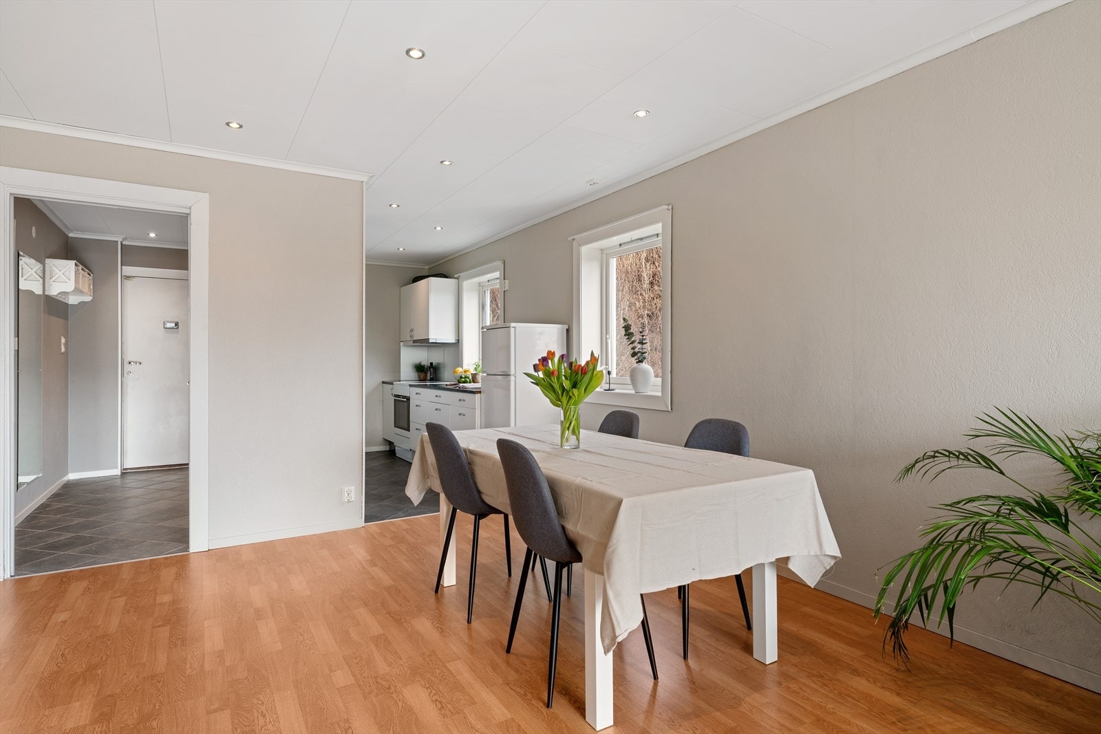 - Stuen måler 26,9m² og har god plass til sofagruppe samt spisebord i naturlig tilknytning til kjøkkenet - Galleribilde