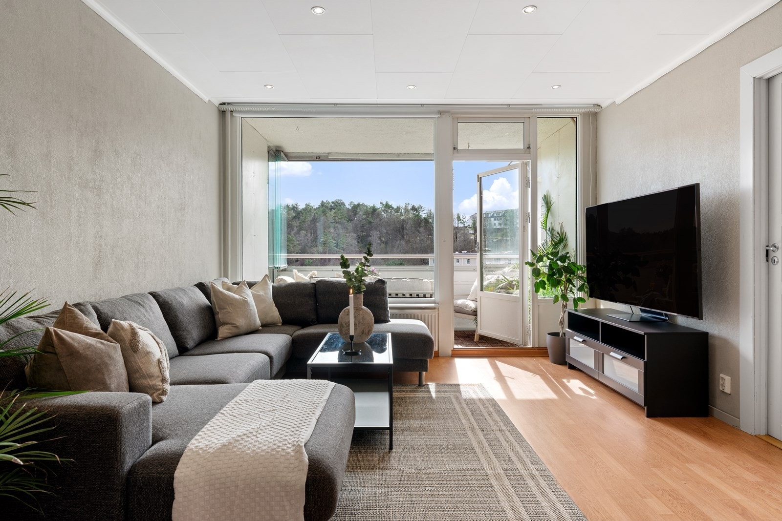 - Leiligheten har et BRA-i på 74m² og inneholder stue, kjøkken, 2 soverom, bad og entré + ekstern bod - Galleribilde