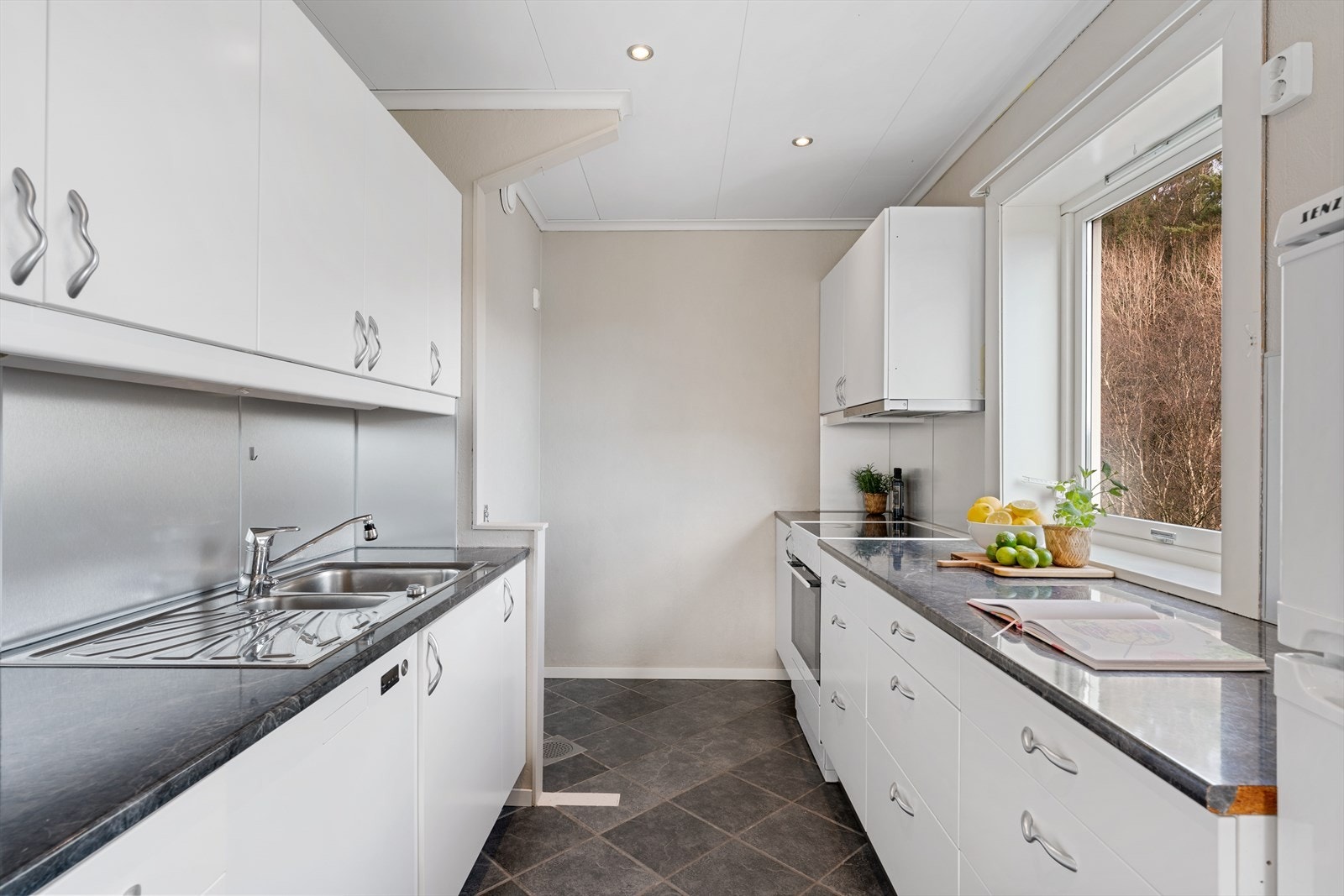 - Klassisk kjøkkeninnredning med slette fronter og benkeplate av laminat. Kjøkkenet måler 7m² - Galleribilde