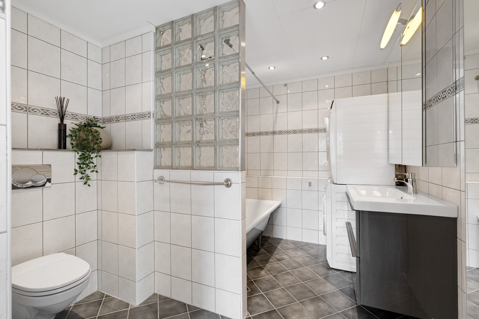 - Helfliset baderom med behagelig varme i gulv - Galleribilde