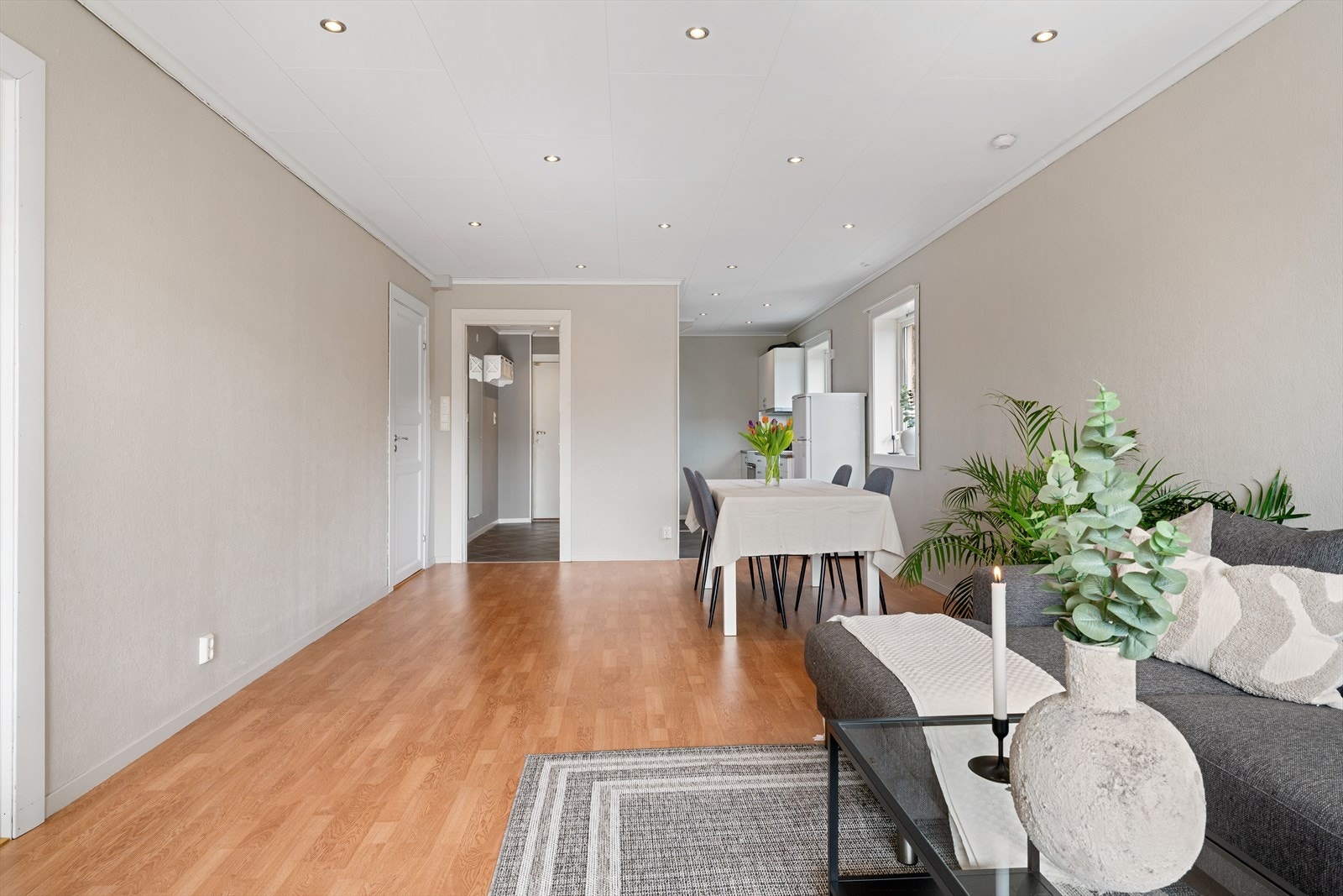 - Endebeliggenheten gjør at du har vindusflater vendt mot 2 ulike himmelretninger i stue/kjøkken, noe som bidrar til en luftig romfølelse - Galleribilde