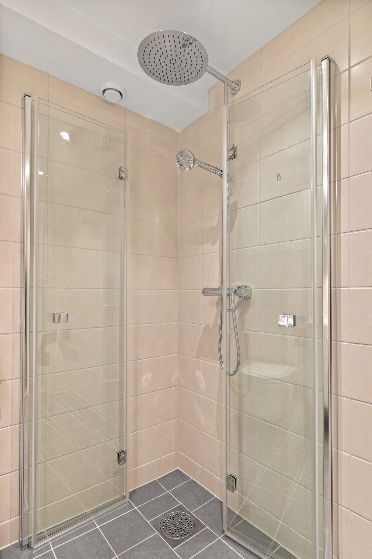 Dusjopplegg med svingbare dudører i glass Galleribilde