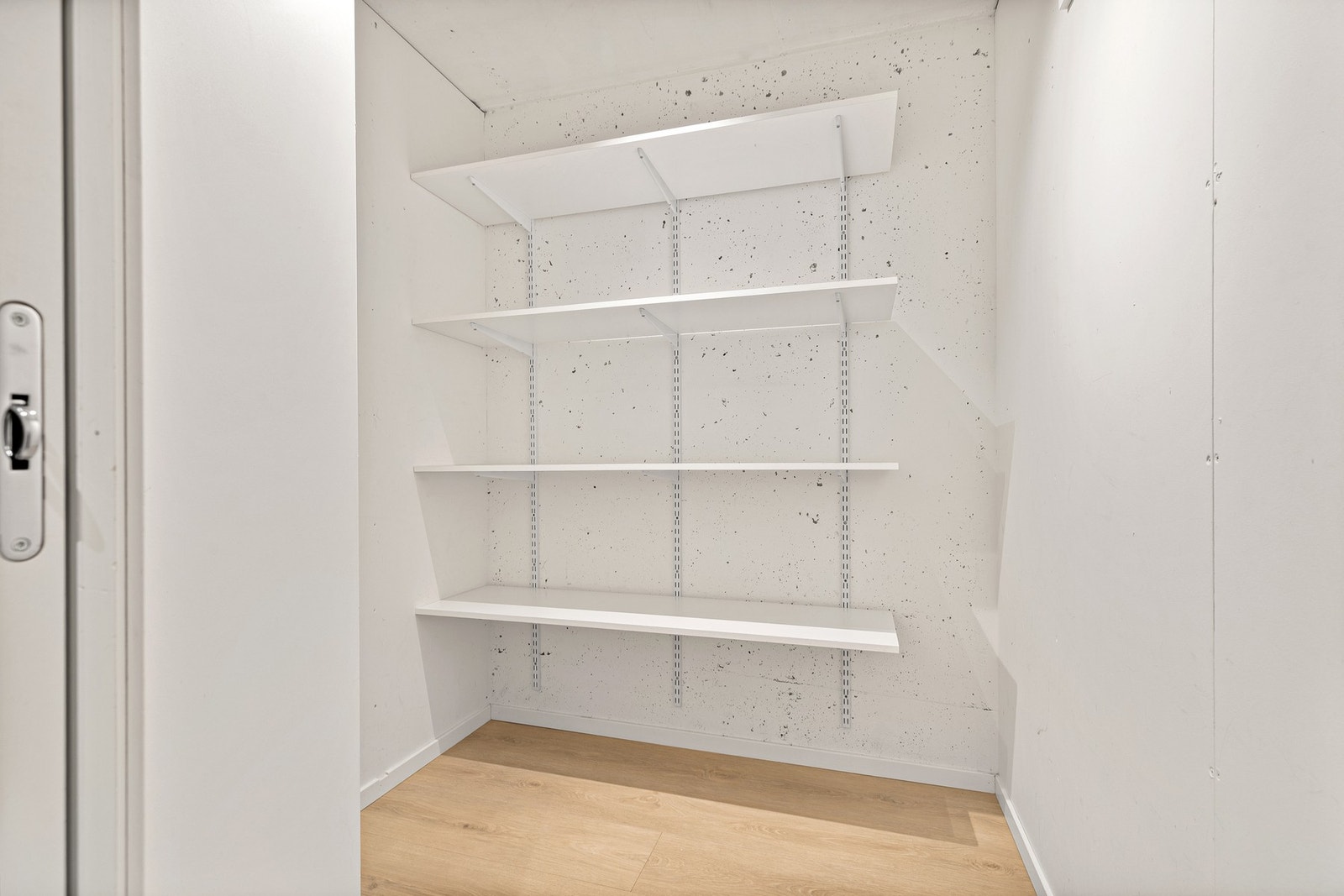 Stor innvendig bod/garderobe. Galleribilde