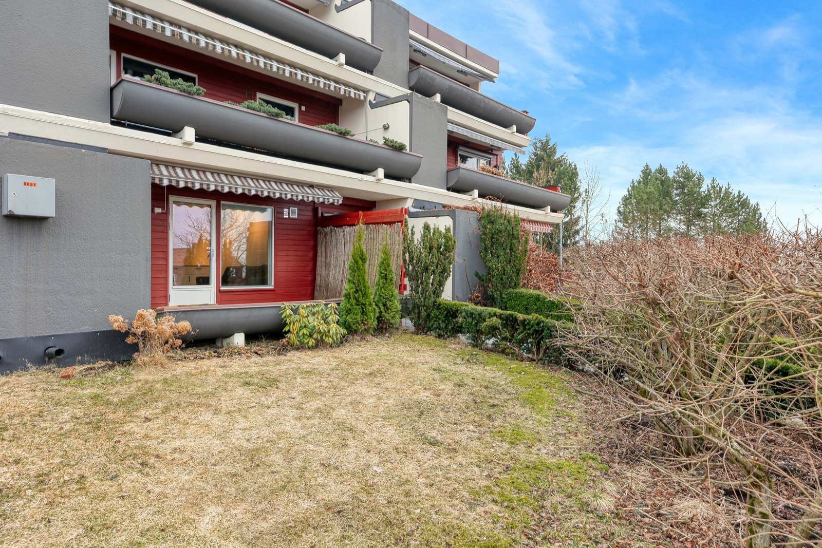 Leiligheten ligger i 1.etasje, sydvestvendt og med gode solforhold Galleribilde