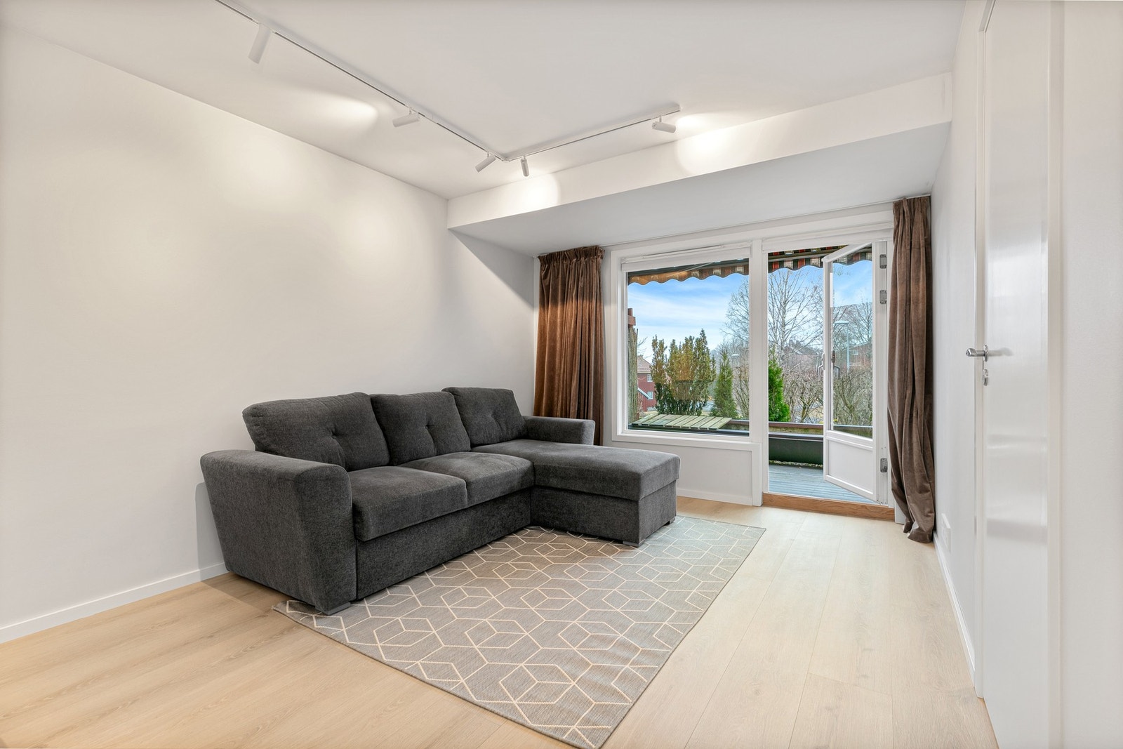 Stuen kombinert med åpen kjøkkenløsning Galleribilde