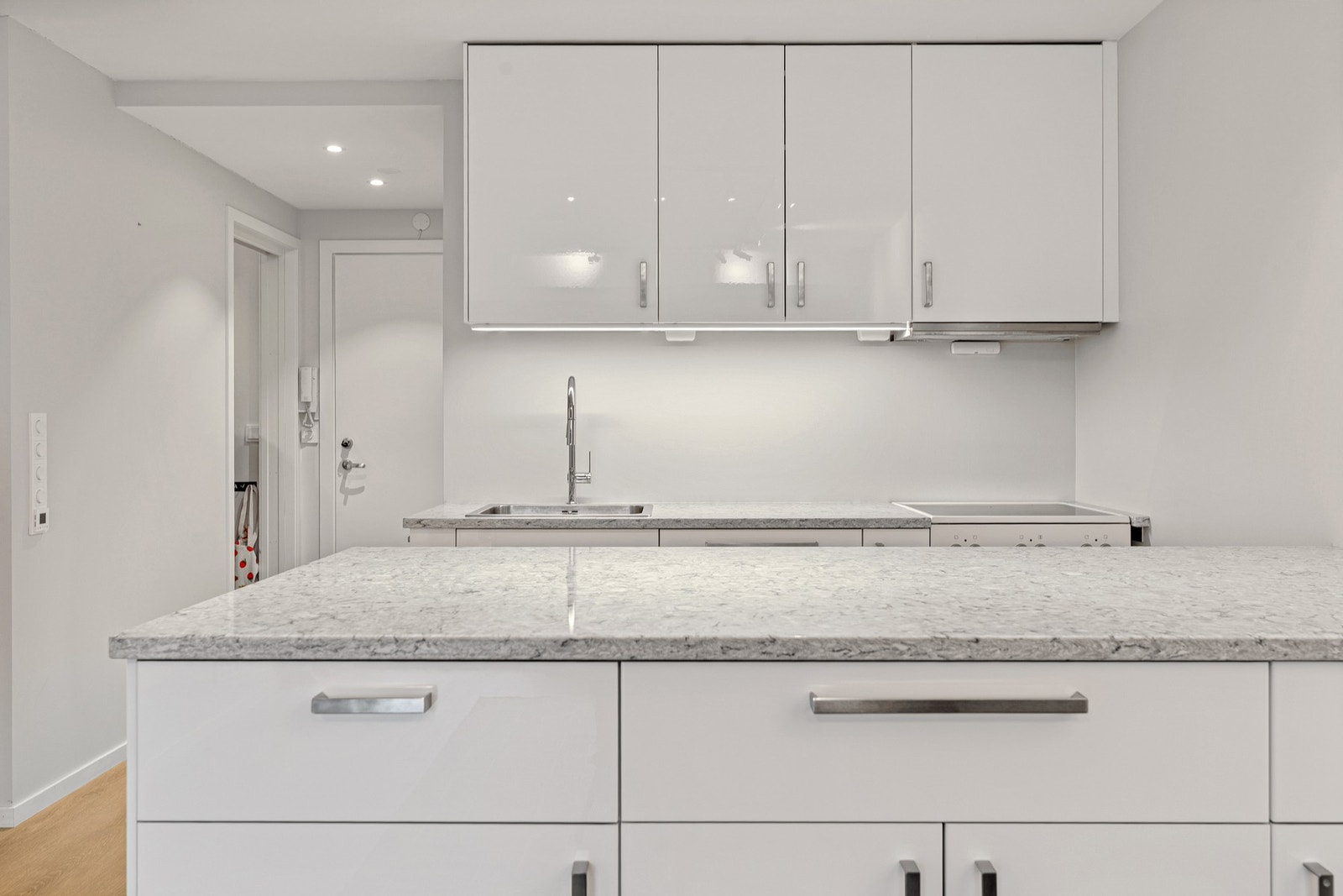 Benkene har solide benkeplater i stein. Galleribilde