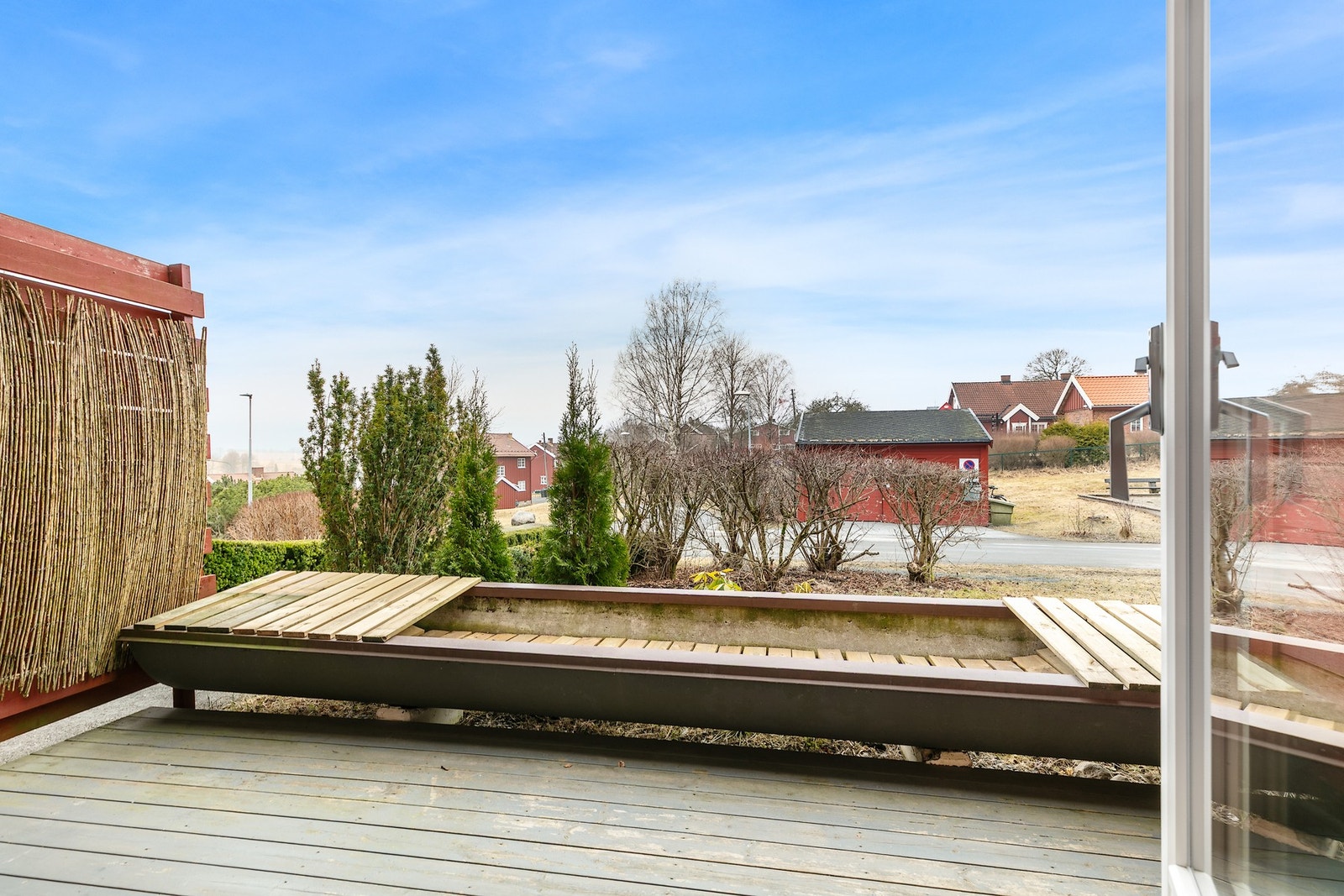 Fra terrassen er det fri og fin utsikt Galleribilde