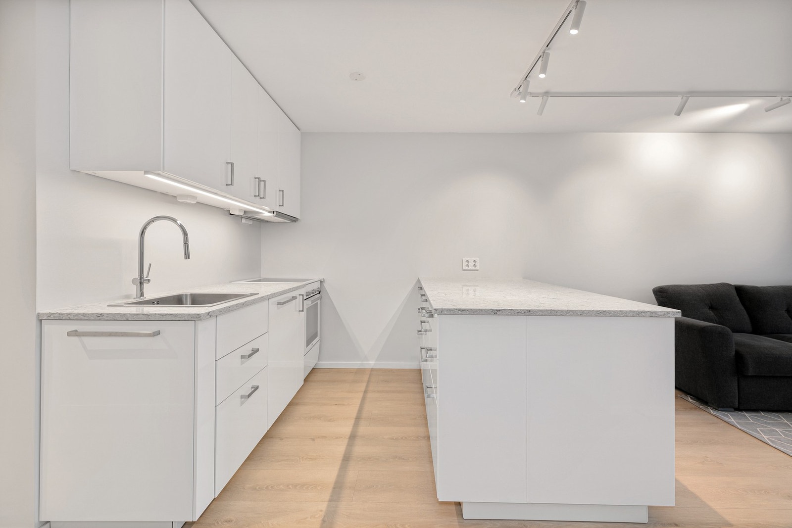 Nytt moderne kjøkken med hvite glatte fronter. Galleribilde